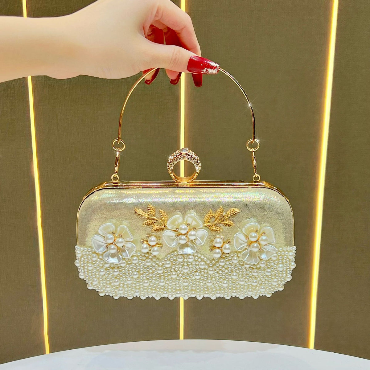 Elegant Pearl Flower Evening Clutch for Women, A Charming Small Top-Handle Crossbody Bag with Exquisite Floral Pearl Embellishment, Perfect for Formal Gowns Banquets Weddings & Special Occasions