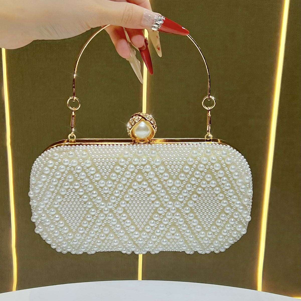 Elegant Pearl-Embellished Evening Clutch for Women, A Light Luxury Chain Crossbody Vintage Handbag with Top Handle, Inspired by Iconic Designer Style