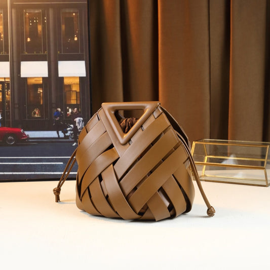 Woven Hollow Basket Bucket Bag for Women with Triangle Magnetic Buckle, Shoulder Crossbody Handbag with Detachable Sub-Bag