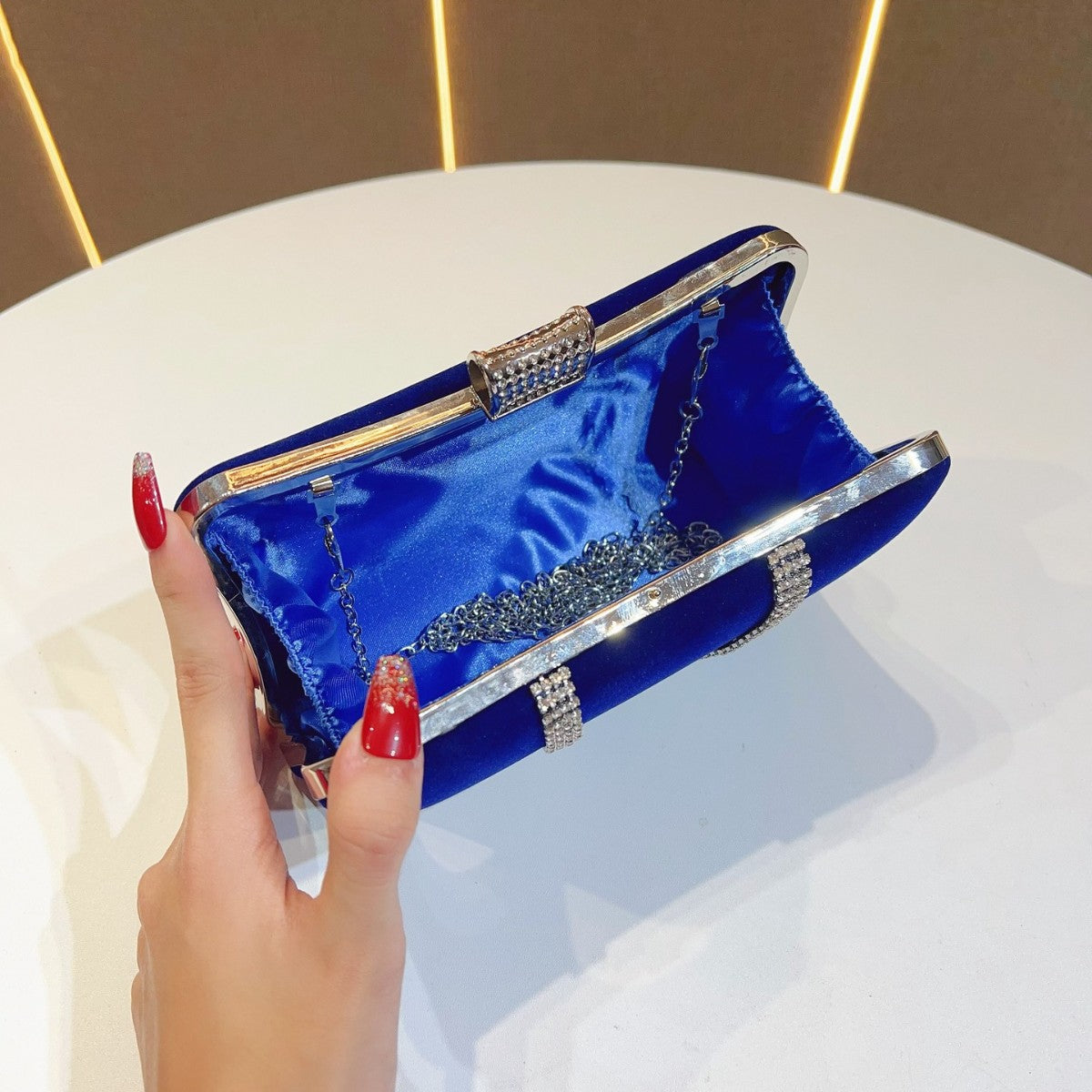 Elegant Velvet Chanel-Style Evening Clutch for Women, A Fashionable Formal Dress Shoulder Handbag with Luxurious Texture, Perfect for Banquets & Parties