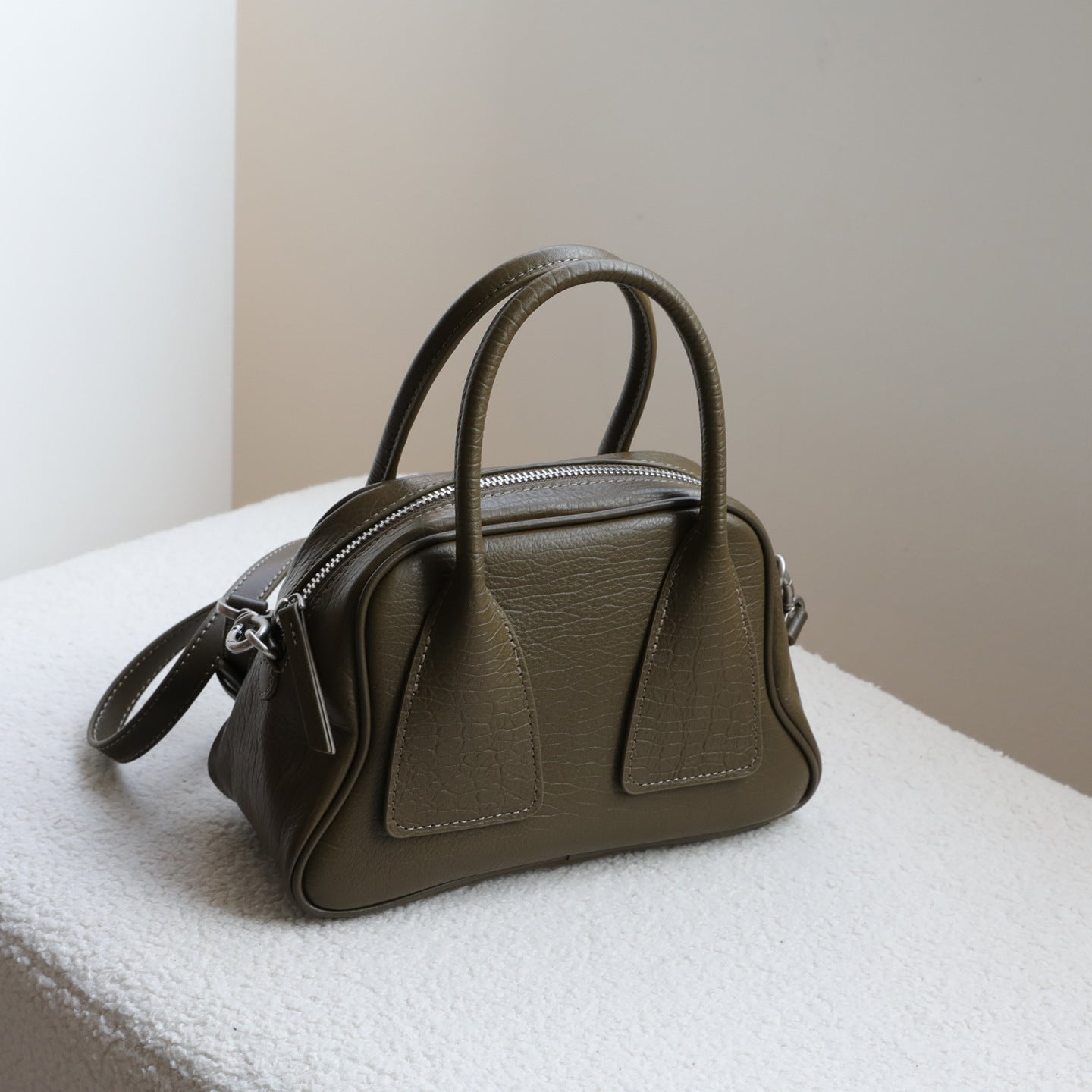 Top Layer Cowhide Bowling Pillow Bag for Women Vintage Commuter Shoulder Crossbody Handbag, Premium Leather Purse with Timeless Elegance