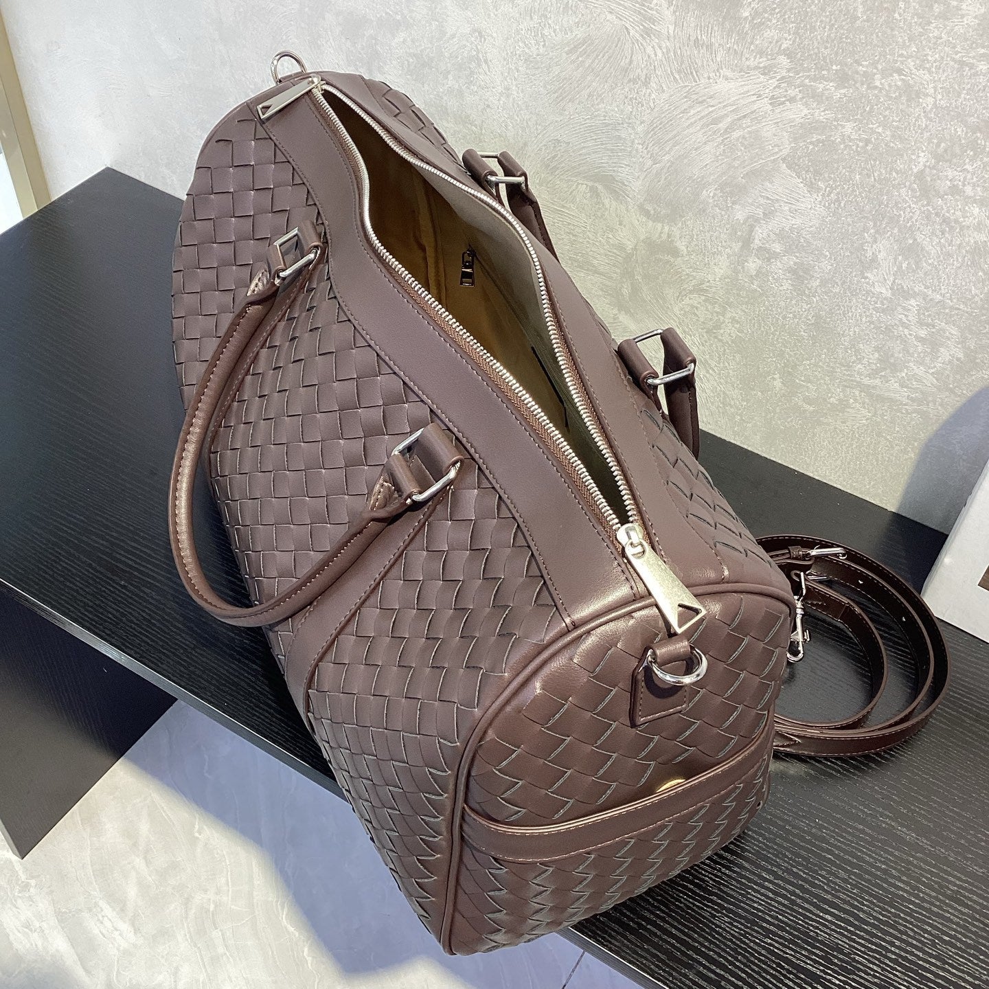 Leather woven duffel bag large capacity travel bag men and women same style portable shoulder crossbody Boston bag