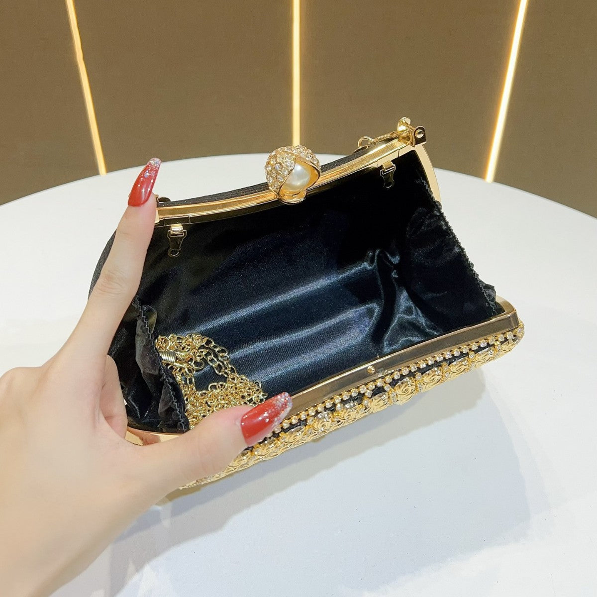 Exquisite New Chinese Vintage Rhinestone Bridal Clutch for Women, A Premium Crystal-Embellished Top-Handle Evening Bag, Perfect for Cheongsam Weddings Banquets & Formal Gowns