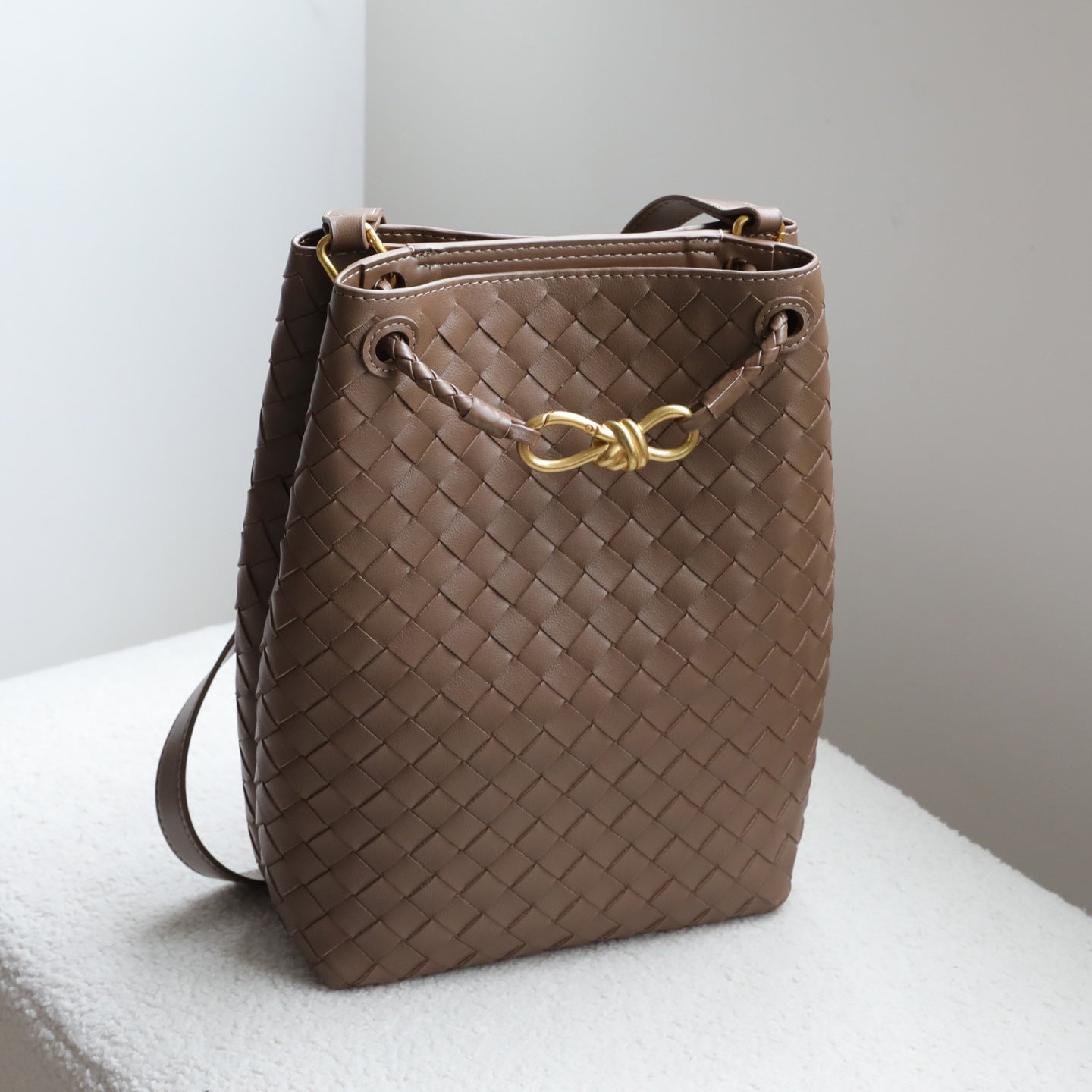 Bow Woven Bucket Bag for Women Niche Shoulder Crossbody Handbag, Fashion Cowhide Purse with Elegant Bow Detail