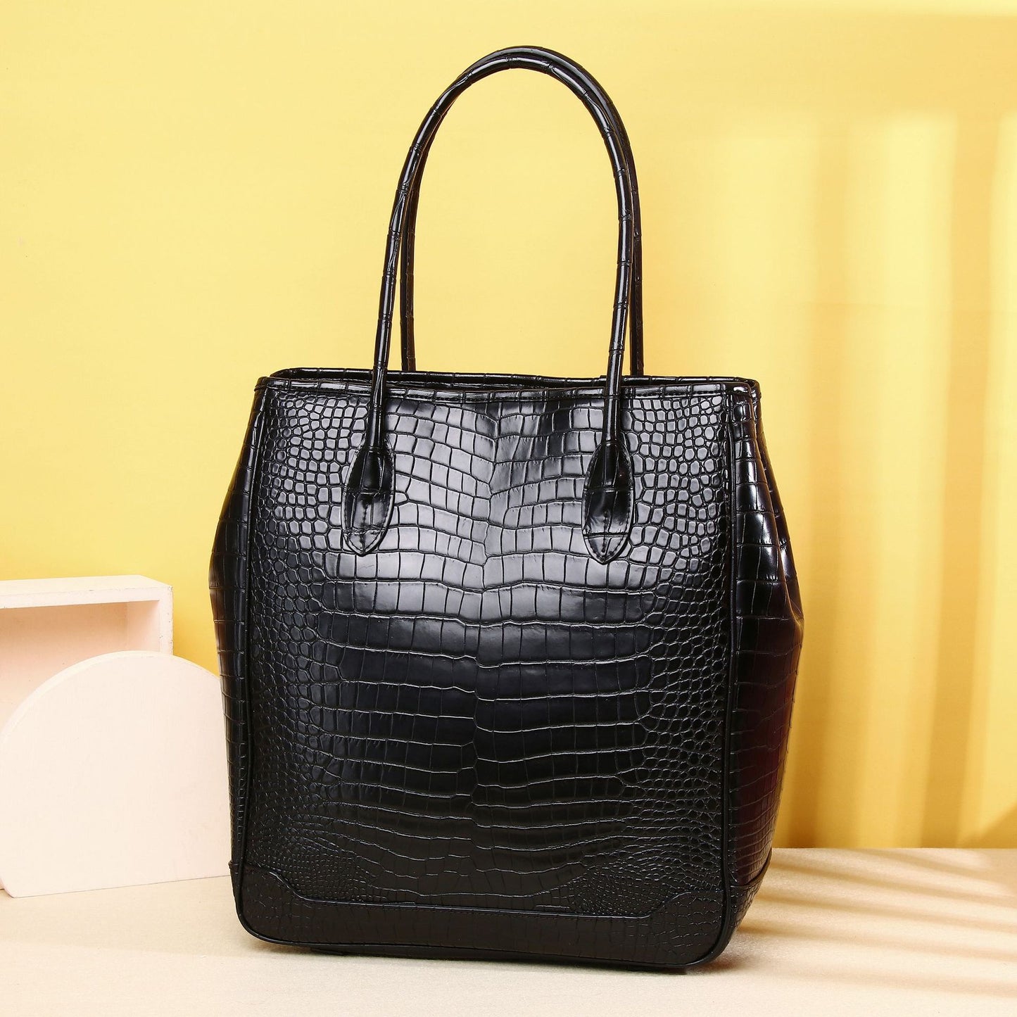 New Arrival Croc-Effect Classic Vertical Tote Bag for Men, A Versatile Large Capacity Top-Handle Handbag with Fashionable Design