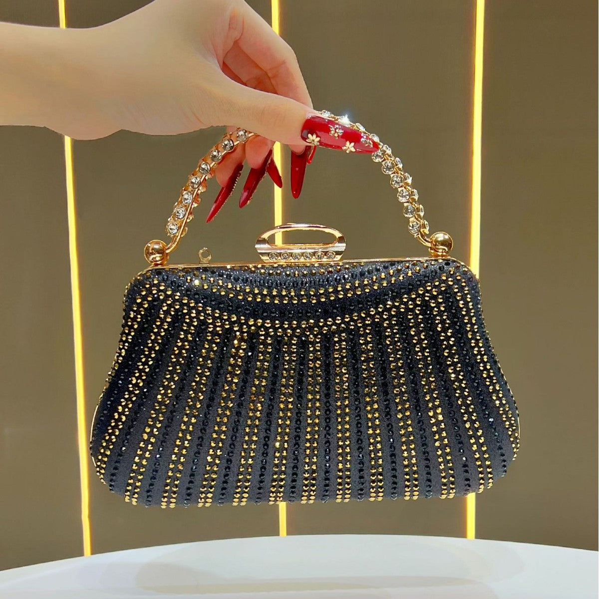 Dazzling Full Rhinestone Evening Clutch for Women, A Sparkly Crystal Banquet Bag Perfect for Cheongsam Wedding Gowns & Formal Dresses, Ins-Style Glamorous Purse