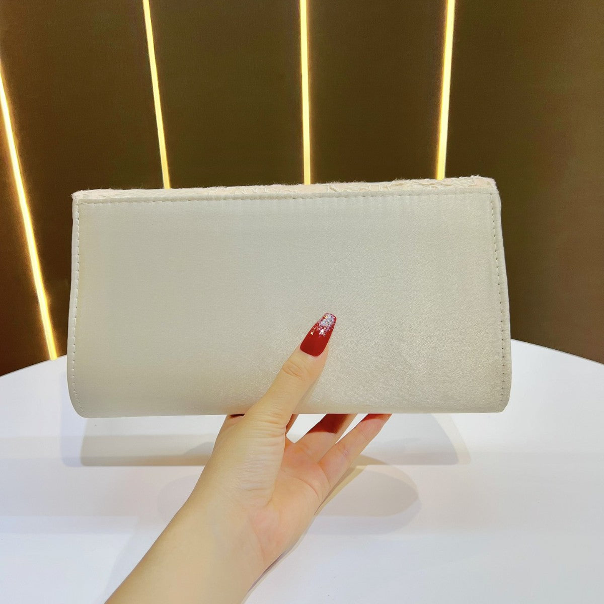 Elegant Vintage Lace Envelope Clutch for Women, A Versatile Chain Crossbody Small Bag with Romantic Lace Trim Detail, Perfect for Evening Parties & Formal Gowns