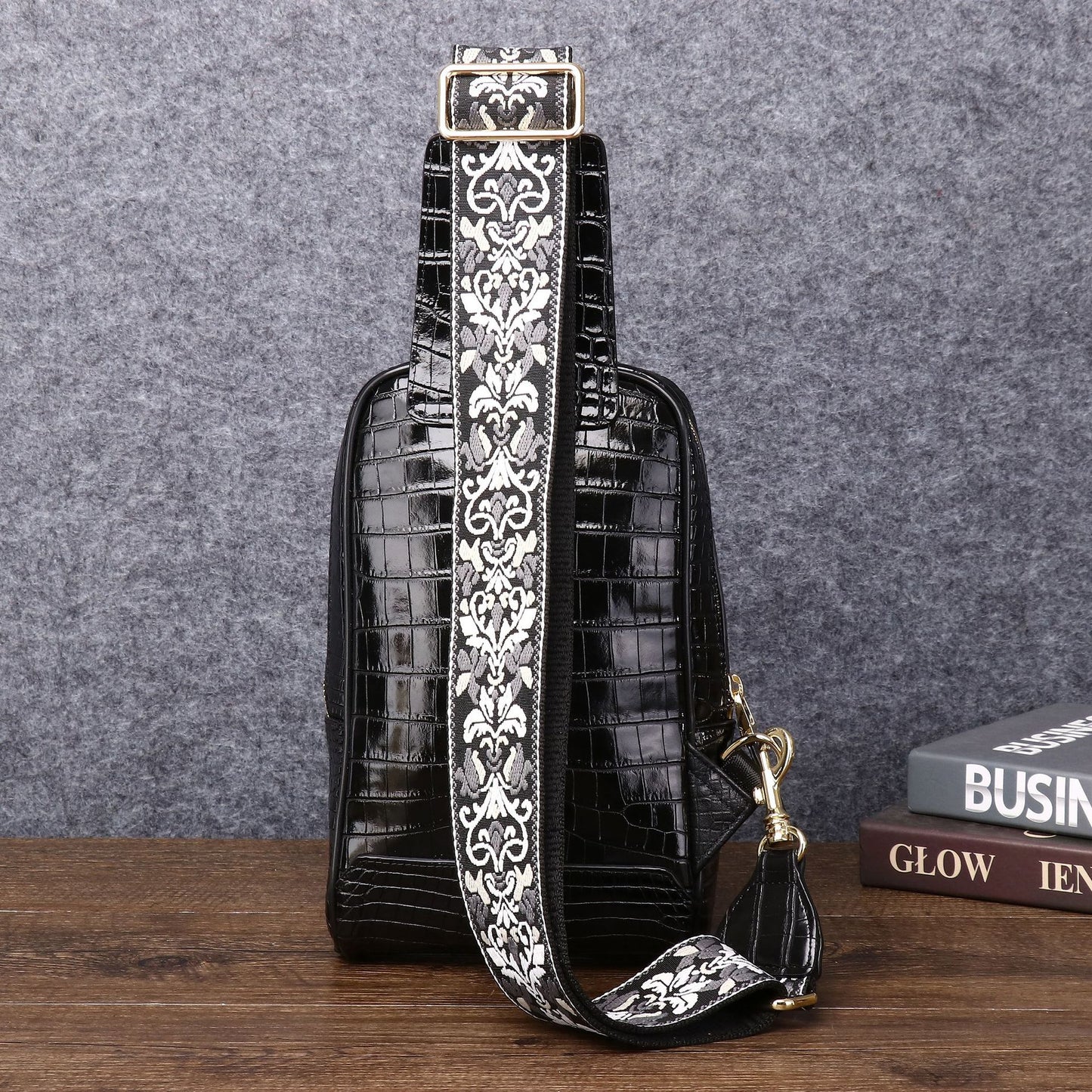 New Arrival Croc-Effect Chest Bag for Men, A Fashionable Crossbody Front Pack with Outdoor Casual Design