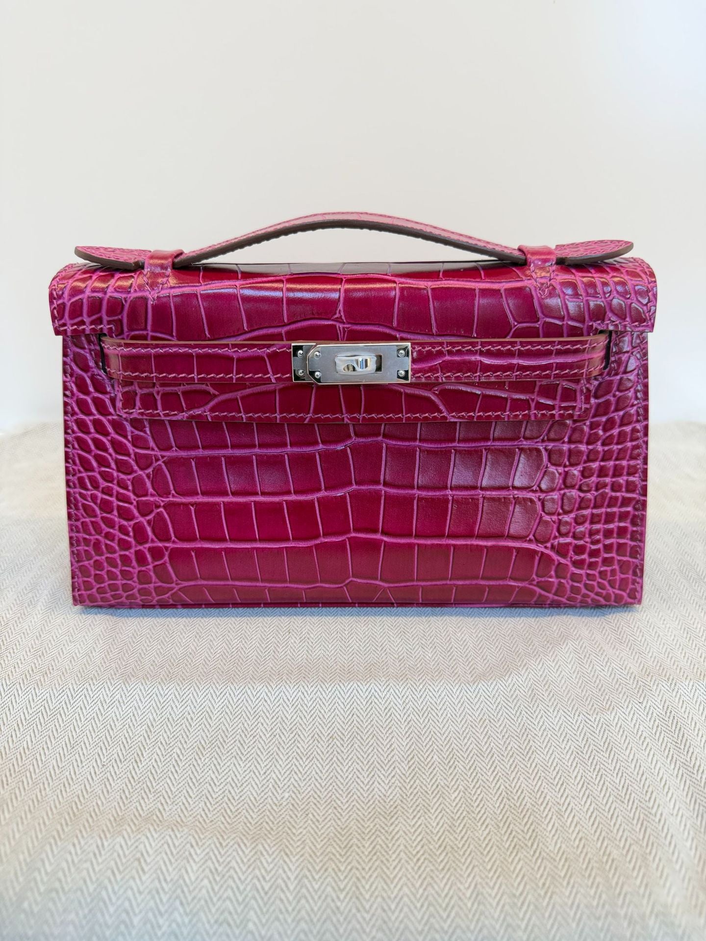 Premium 22cm Croc-Effect Kelly-Inspired Top-Handle Bag for Women, Hand-Stitched Waxed Thread Detailing with Steel Hardware, Light Luxury Genuine Top-Layer Cowhide Leather Handbag
