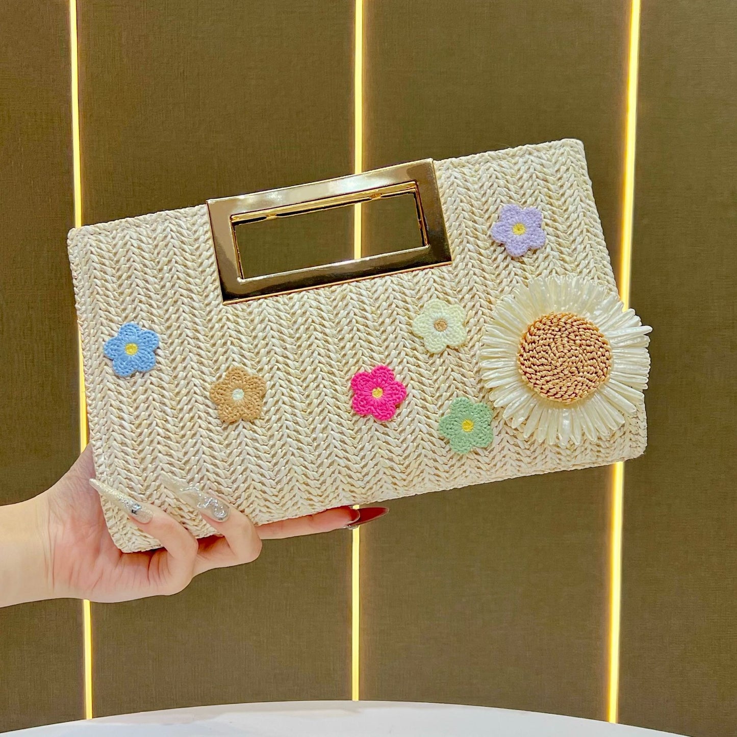 Chic Woven Straw Clutch for Women, A Stylish Chain Crossbody Shoulder Handbag with Top Handle & Eye-Catching Design, Perfect for Summer Beach Vacations & Everyday Style