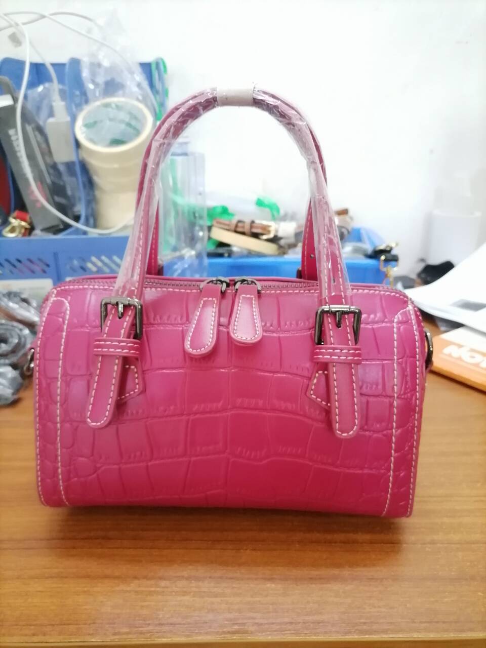 New Arrival Croc-Effect Boston Shoulder Bag for Women, A Trendy Top-Handle Crossbody Cowhide Handbag with Fashionable Design