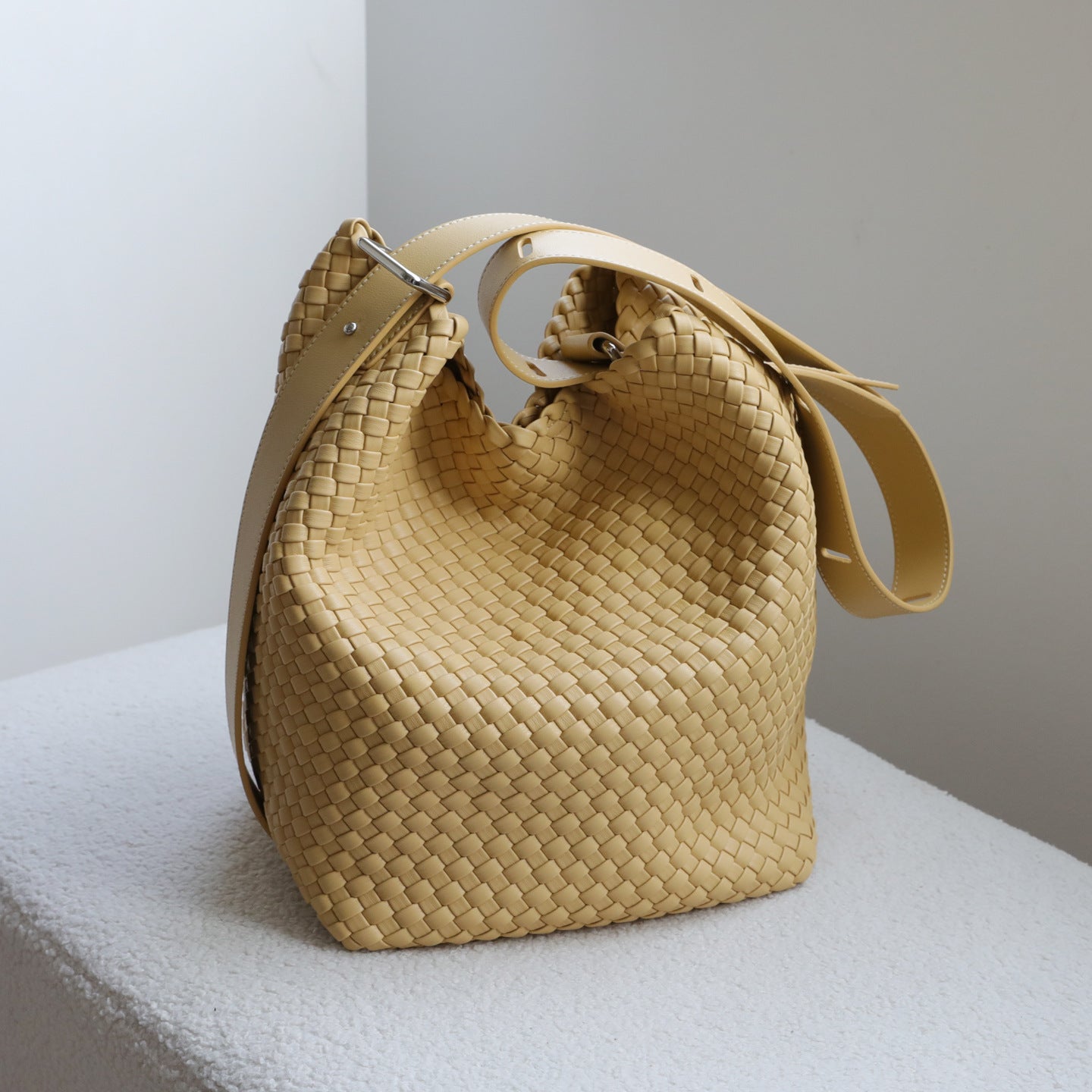 Handwoven Relaxed Tote Bag for Women Niche Minimalist Commuter Shoulder Handbag, Large Capacity Purse with Artisan Texture