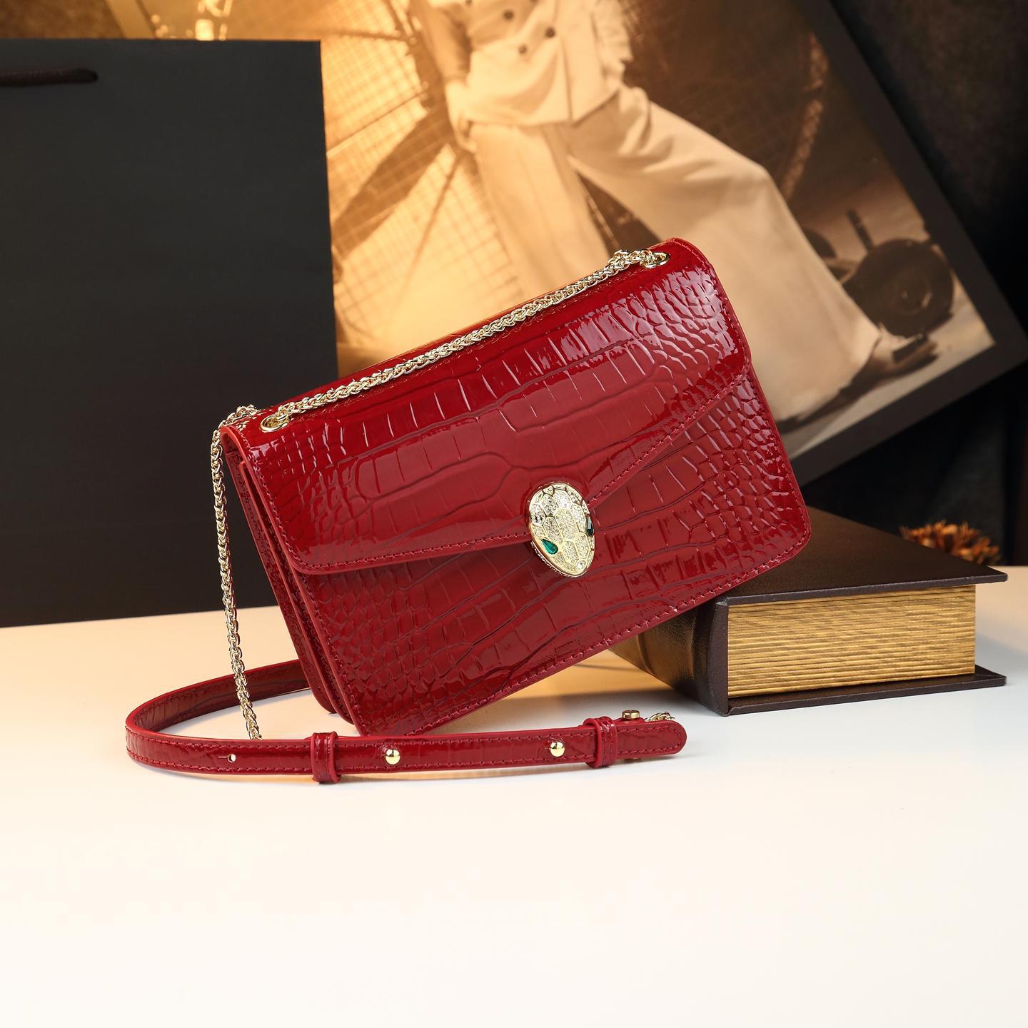 New Arrival Croc-Effect Genuine Leather Small Square Bag for Women, A Serpent-Head Chain Crossbody Shoulder Handbag with Elegant Design