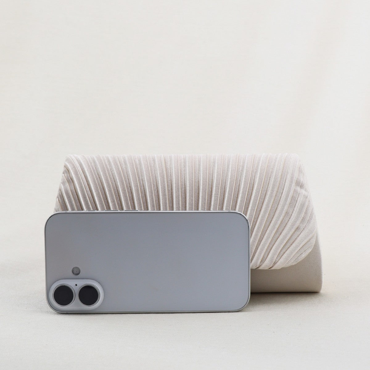 New Magnetic Snap Pleated Clutch for Women, Niche Premium Evening Party Bag, Metal Strip Patchwork Designer Handbag for Ladies