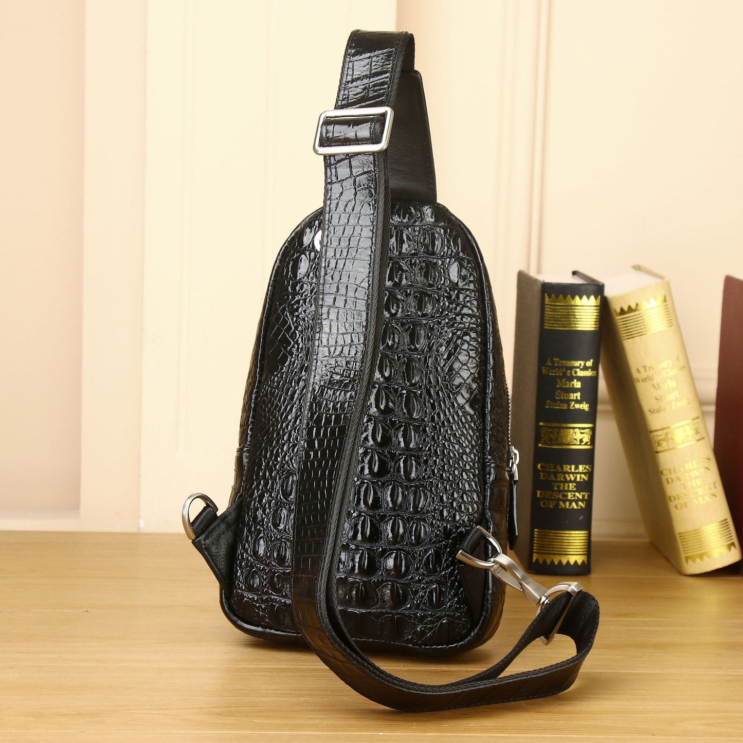 New Arrival Croc-Effect Outdoor Chest Bag for Men, A Trendy Crossbody Front Pack with Premium Sophisticated Design