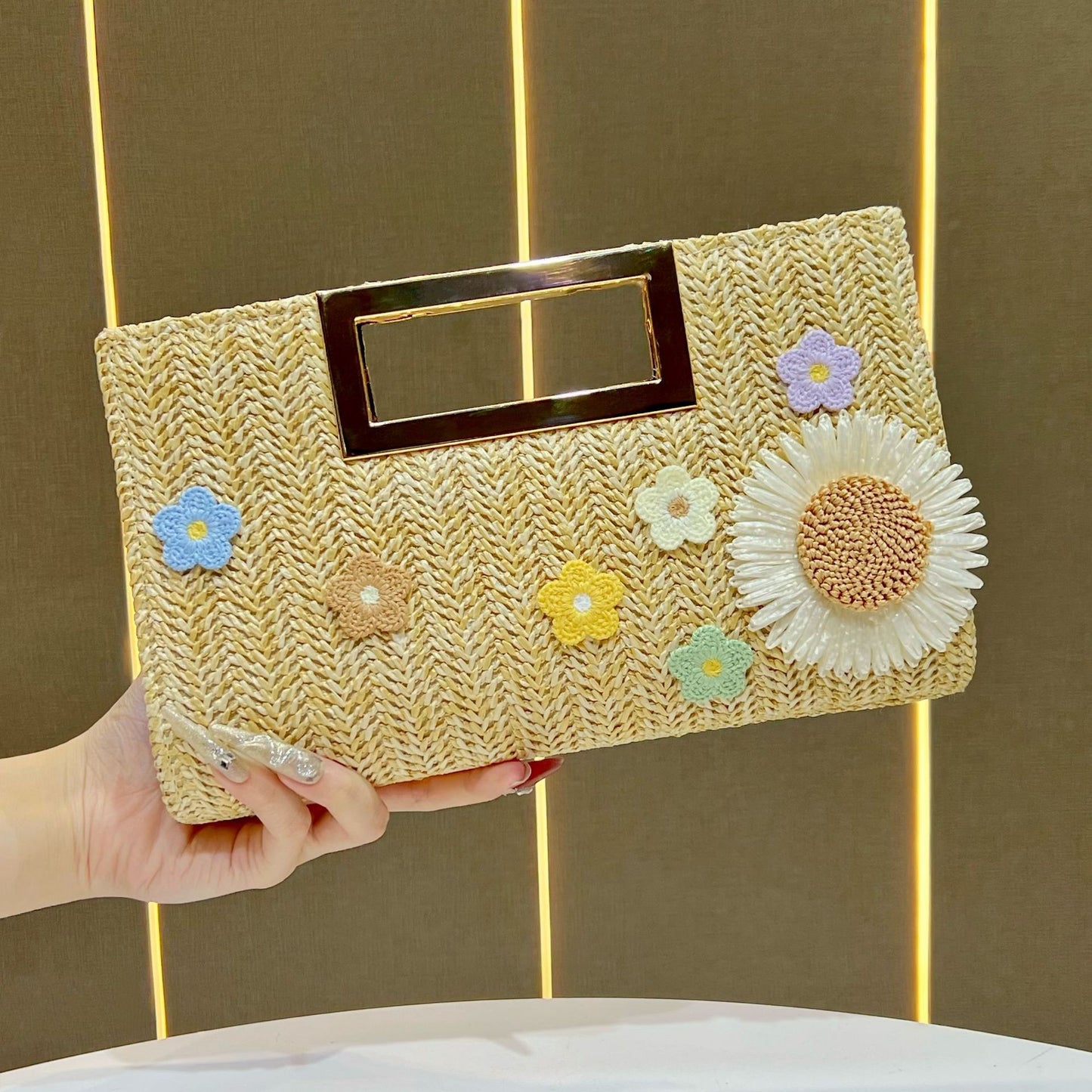 Chic Woven Straw Clutch for Women, A Stylish Chain Crossbody Shoulder Handbag with Top Handle & Eye-Catching Design, Perfect for Summer Beach Vacations & Everyday Style