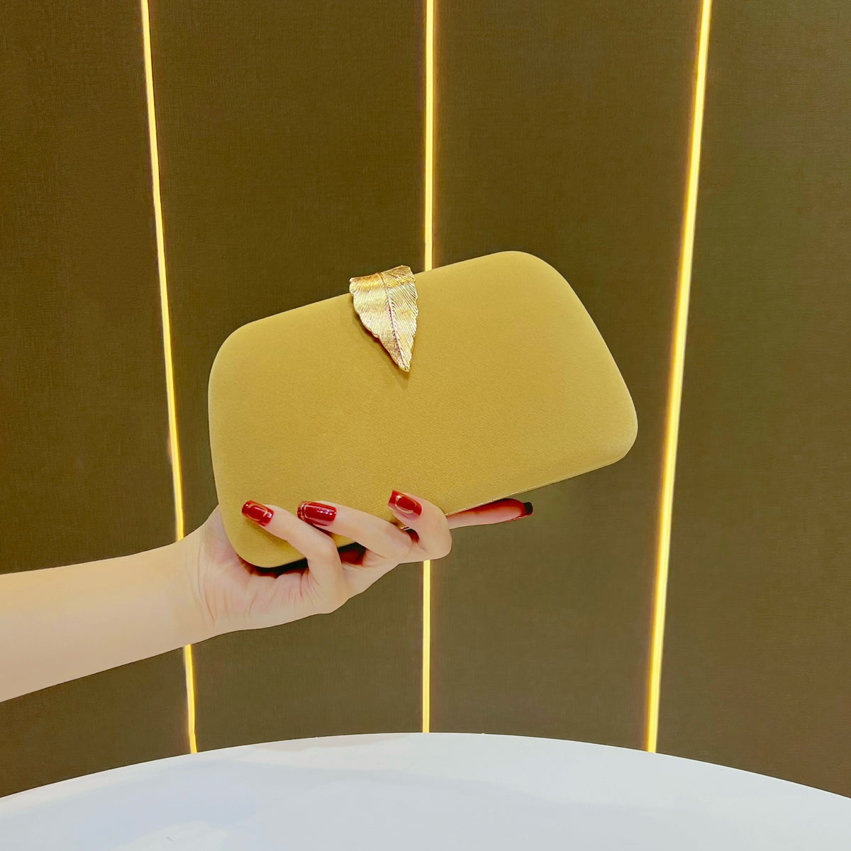 Luxurious Velvet Evening Clutch for Women, A Sophisticated Small Handbag with Elegant Premium Design, Perfect for Cheongsam Formal Gowns Weddings & Banquets