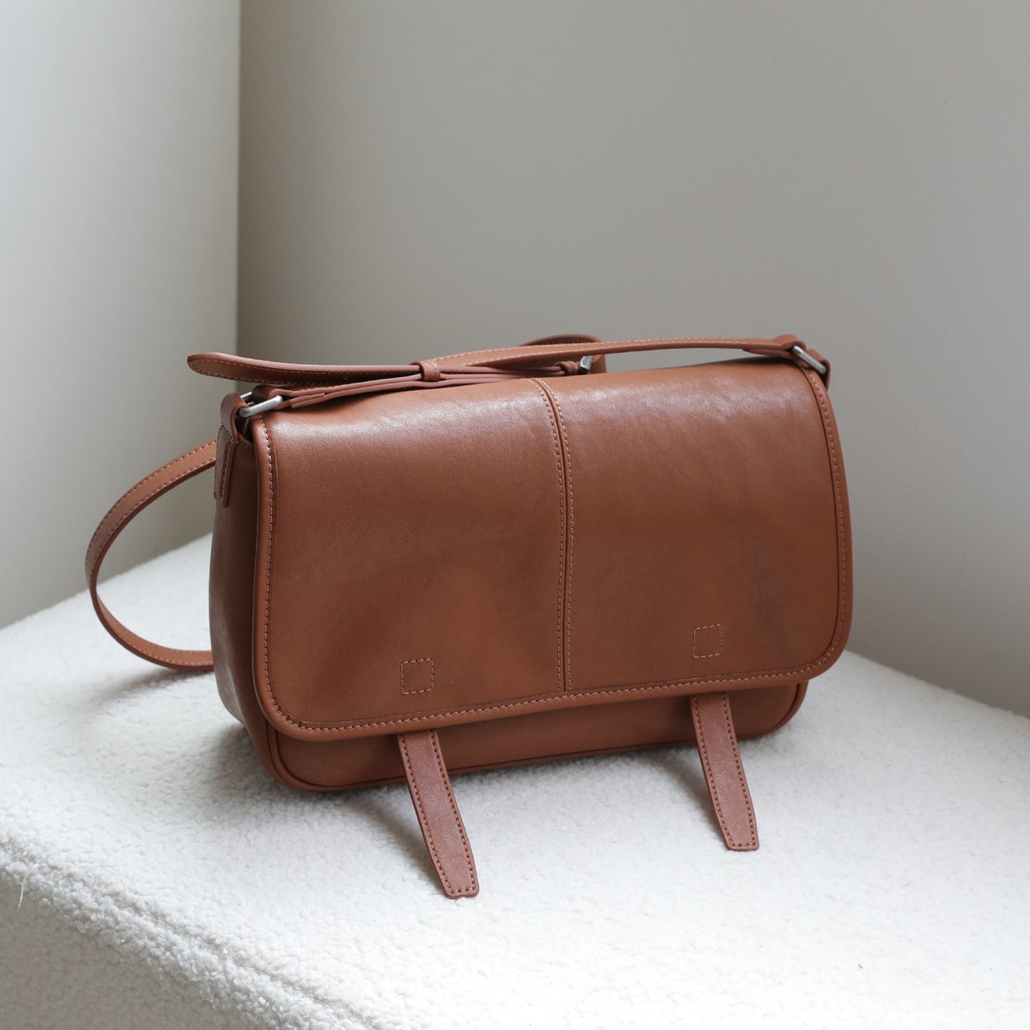 Vegetable-Tanned Leather Messenger Bag for Men and Women Vintage Casual Commuter Shoulder Crossbody Handbag, Versatile Genuine Leather Purse