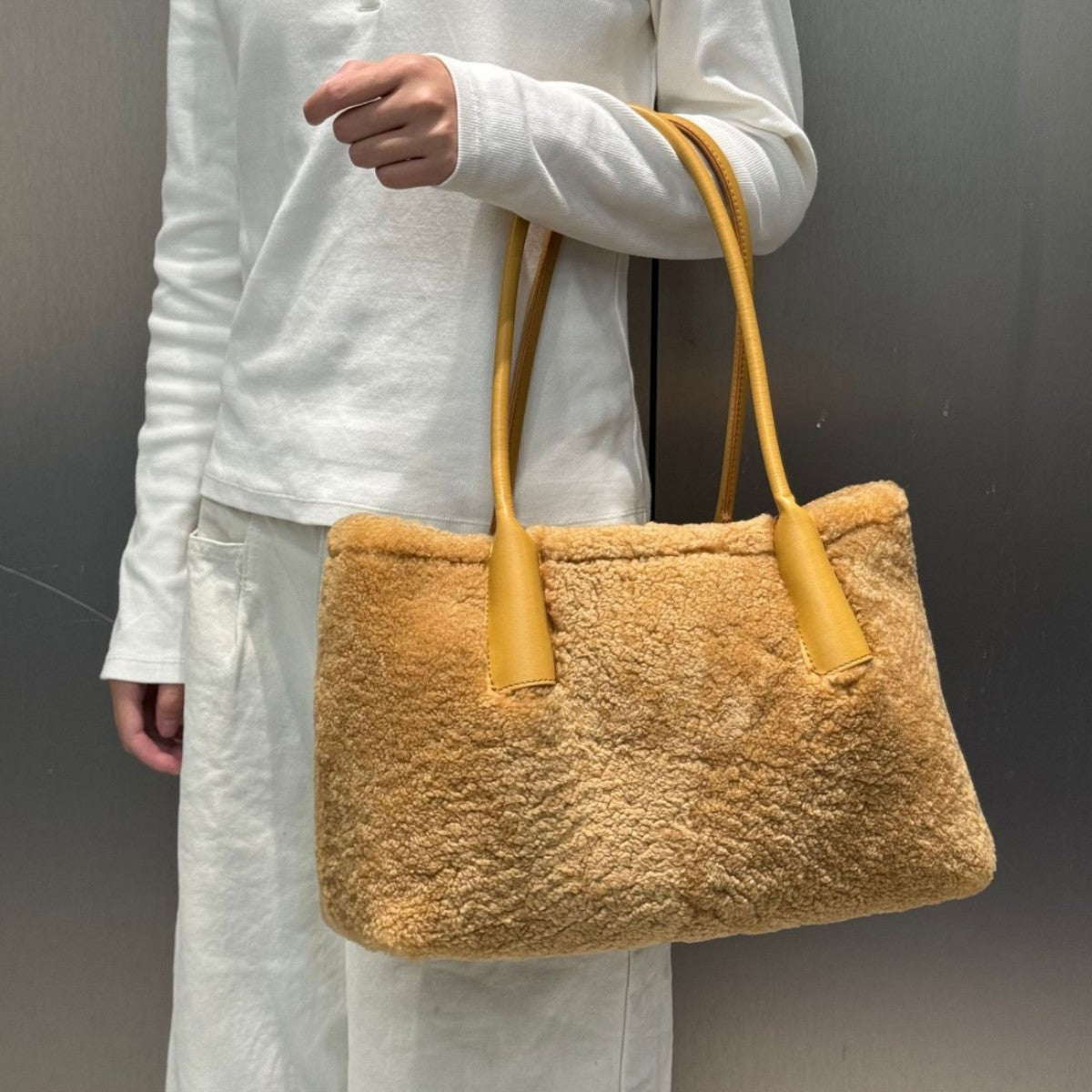 New Fall/Winter Lamb Wool Shoulder Tote, Large High-End Stylish Commuter Bag for Women