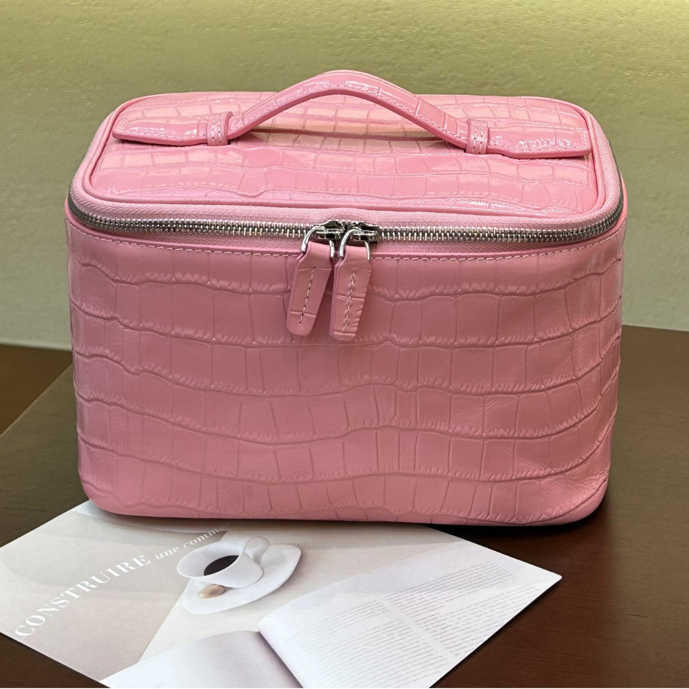 New Arrival Croc-Effect Genuine Leather Makeup Bag for Women, A Premium Top-Layer Cowhide Large Capacity Portable Storage Pouch Perfect for Travel & Daily Use