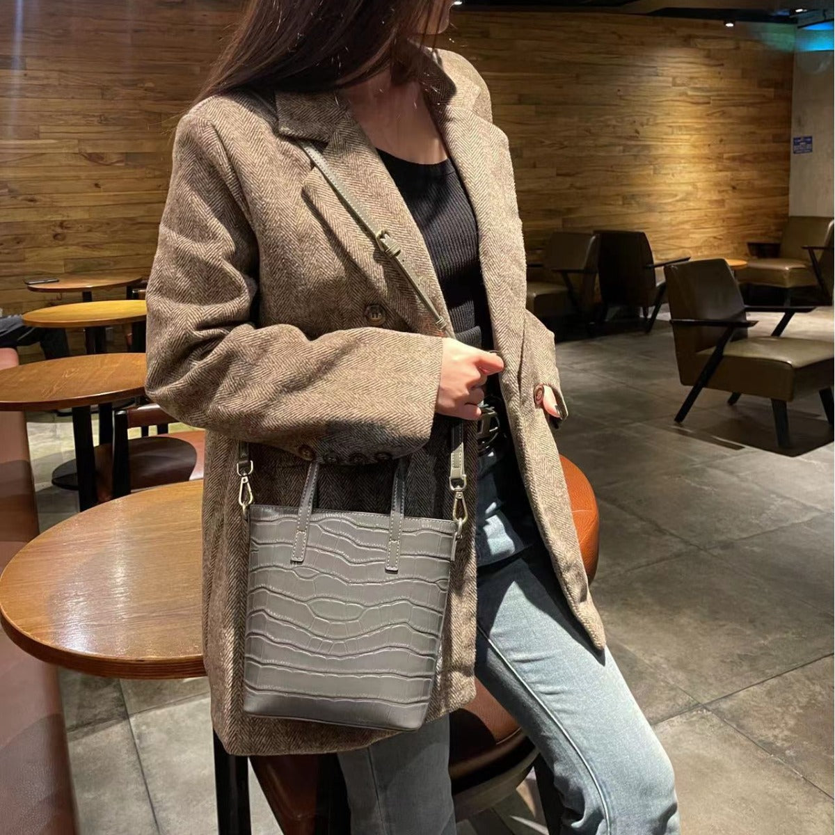 New Arrival Vegetable-Tanned Croc-Effect Leather Bucket Bag for Women, A Casual Top-Handle Crossbody Handbag with Plaid Design & Premium Genuine Leather 833
