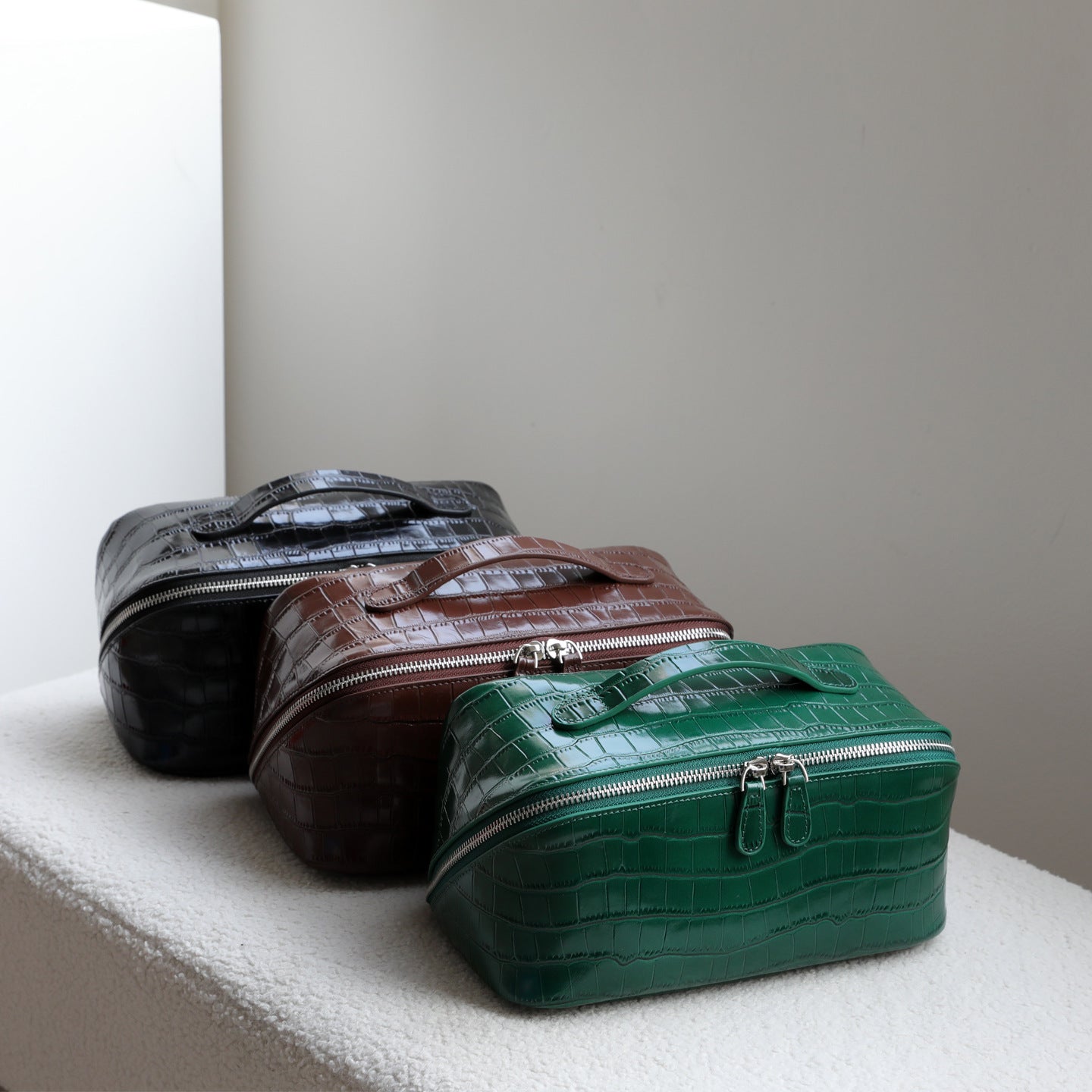 New Arrival Genuine Leather Croc-Effect Toiletry Bag for Travel, A Large Capacity Cosmetics Organizer Pouch with Premium Top-Layer Cowhide & Stylish Design
