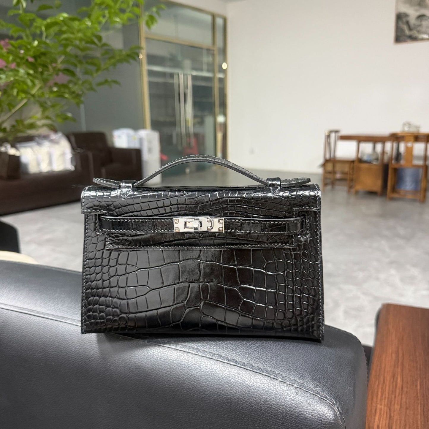 Premium 22cm Croc-Effect Kelly-Inspired Top-Handle Bag for Women, Hand-Stitched Waxed Thread Detailing with Steel Hardware, Light Luxury Genuine Top-Layer Cowhide Leather Handbag
