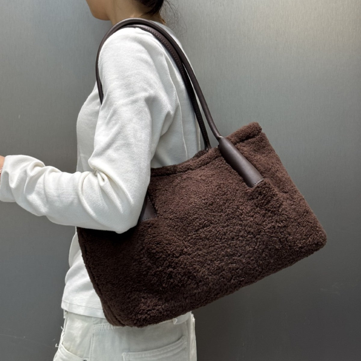New Fall/Winter Lamb Wool Shoulder Tote, Large High-End Stylish Commuter Bag for Women