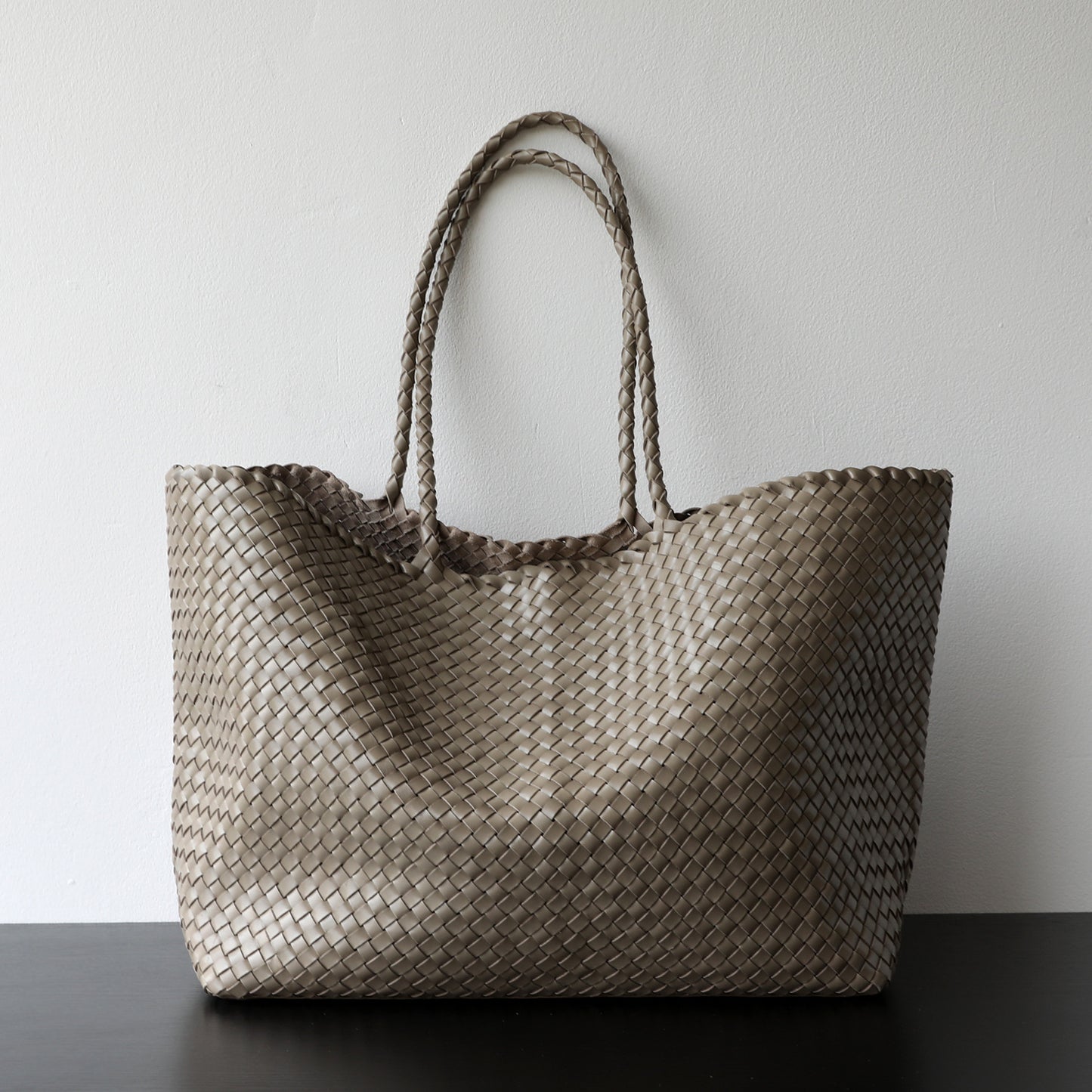 Vegetable-Tanned Leather Handwoven Tote Bag for Women Light Luxury Large Capacity Commuter Shoulder Purse with Artisan Craftsmanship