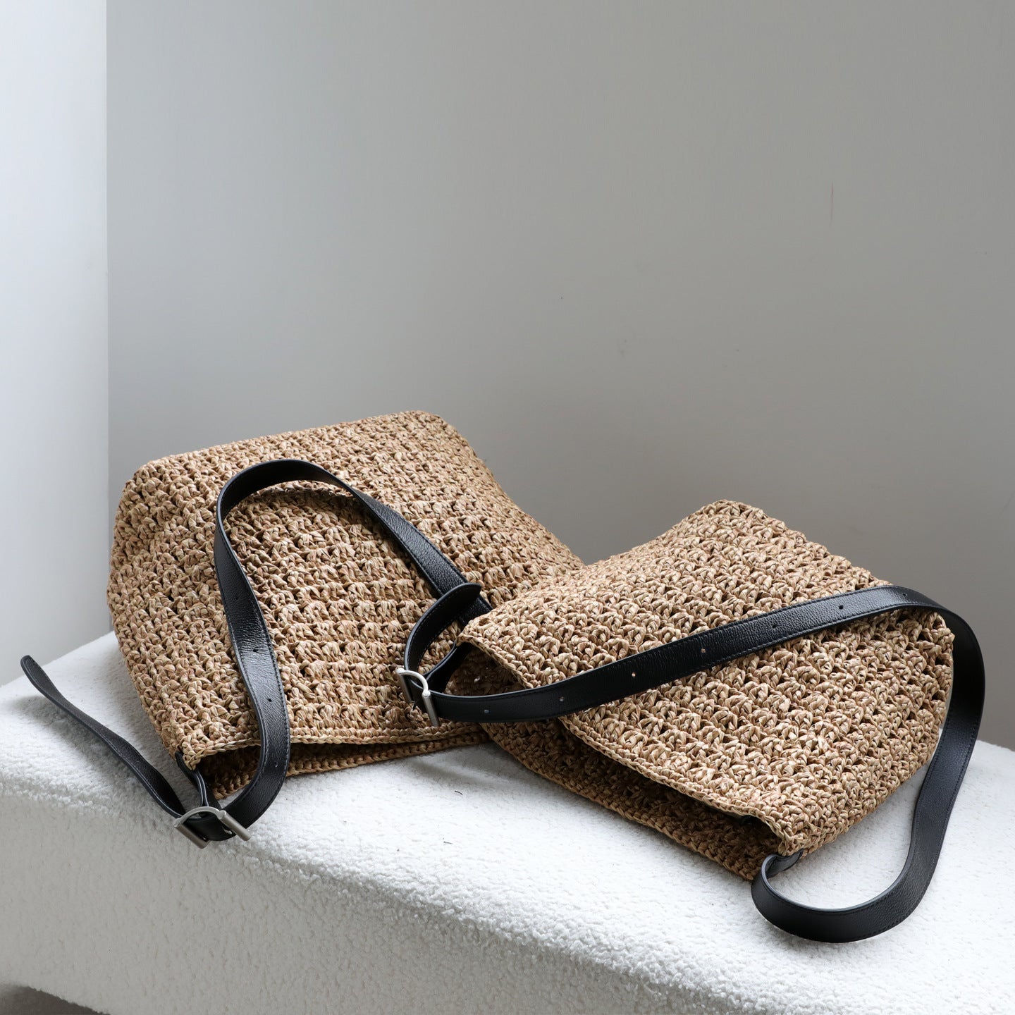 Straw and Cowhide Woven Bucket Bag for Women Large Capacity Shoulder Crossbody Handbag, Casual Versatile Purse with Natural Boho Texture