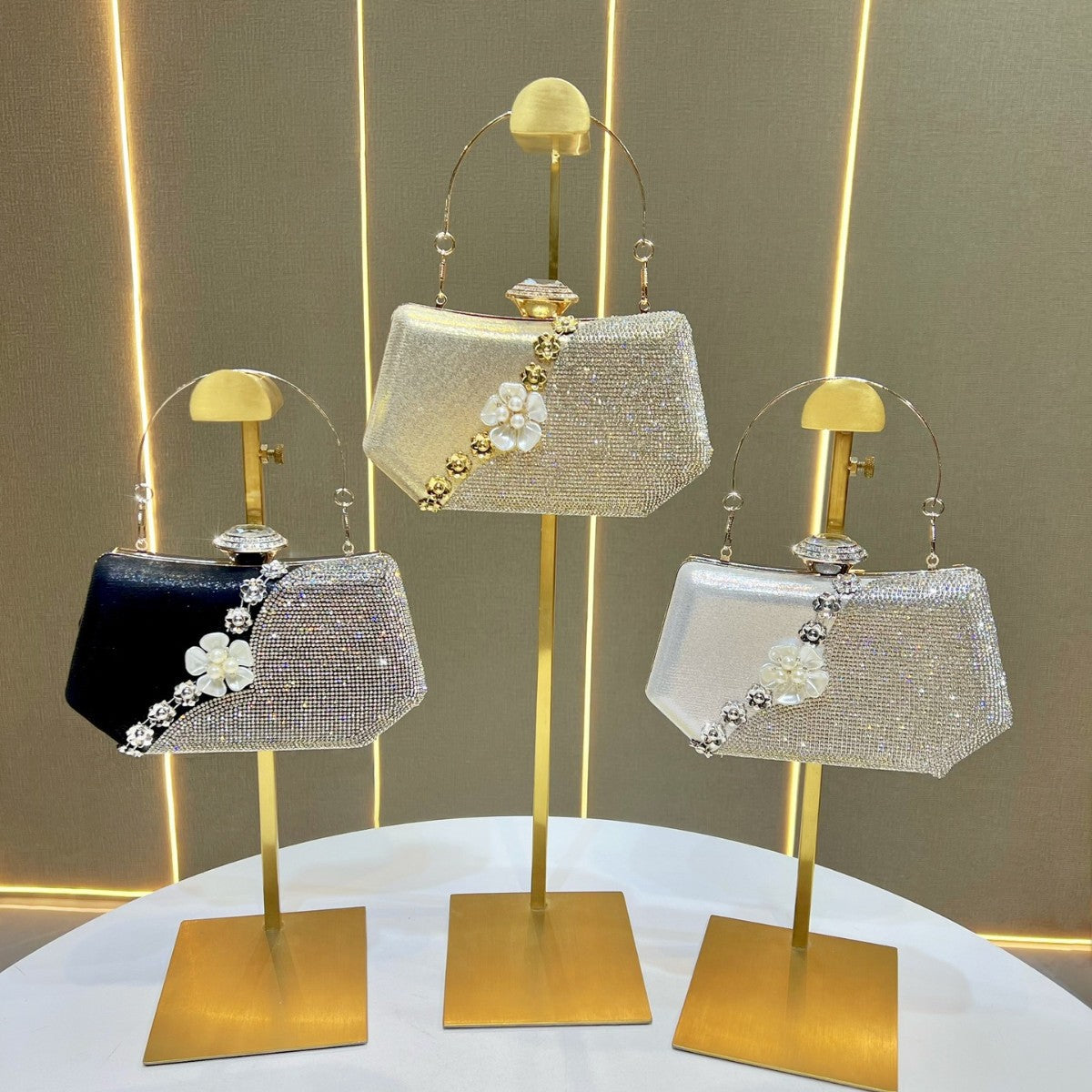Elegant Rhinestone Floral Evening Clutch for Women, A Unique Boutique Crystal-Studded Top-Handle Crossbody Bag with Light Luxury Design, Perfect for Banquets Formal Dresses Weddings & Special Occasions