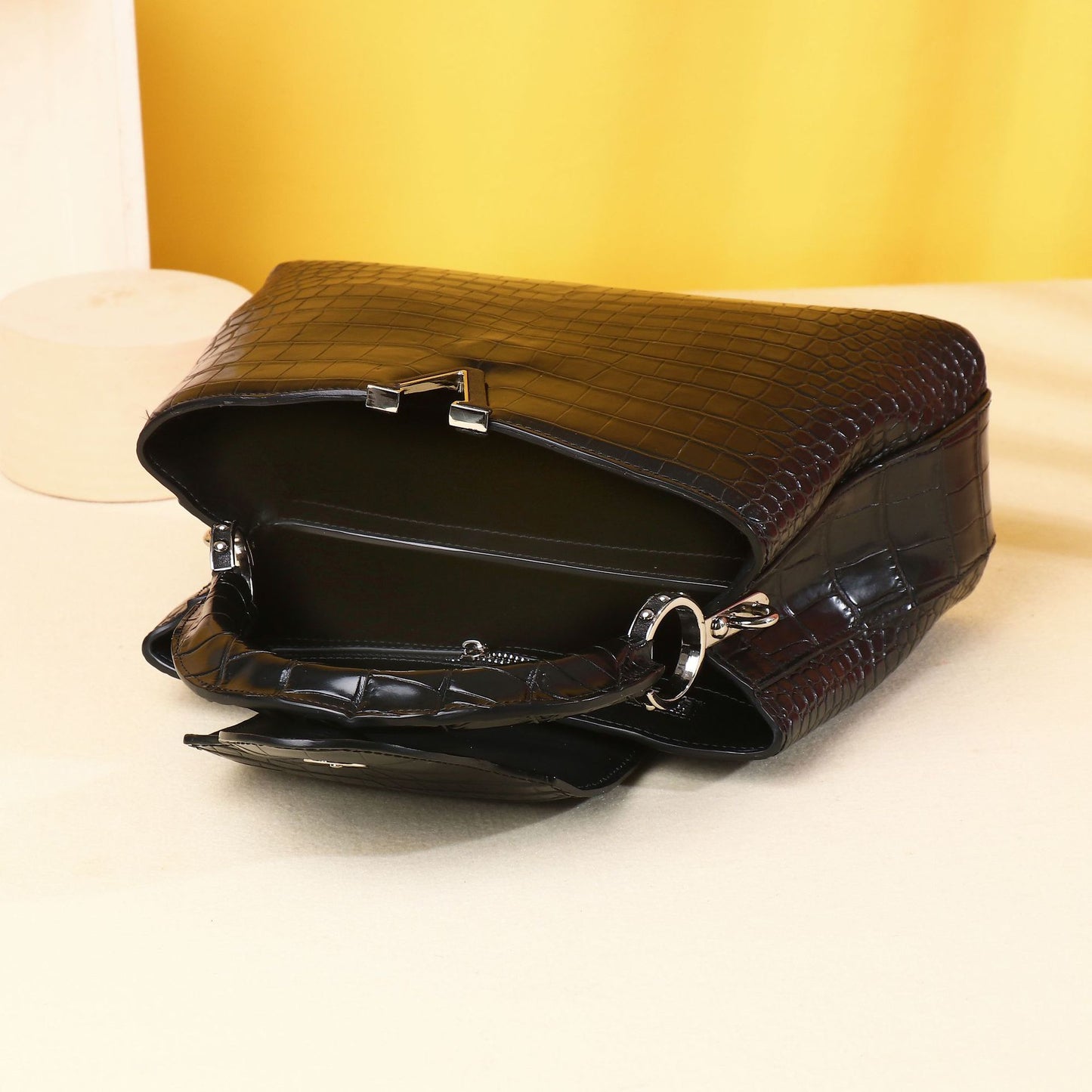 New Arrival Croc-Effect Shoulder Crossbody Bag for Women, A Versatile Top-Handle Handbag with Fashionable Casual Outdoor Design