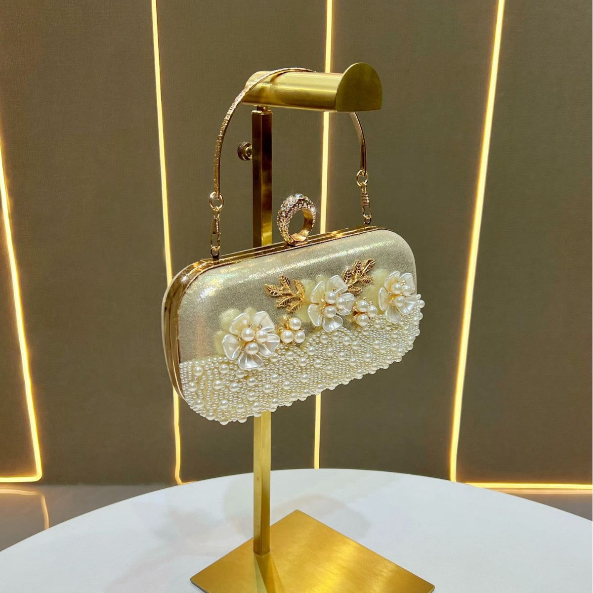 Elegant Pearl Flower Evening Clutch for Women, A Charming Small Top-Handle Crossbody Bag with Exquisite Floral Pearl Embellishment, Perfect for Formal Gowns Banquets Weddings & Special Occasions
