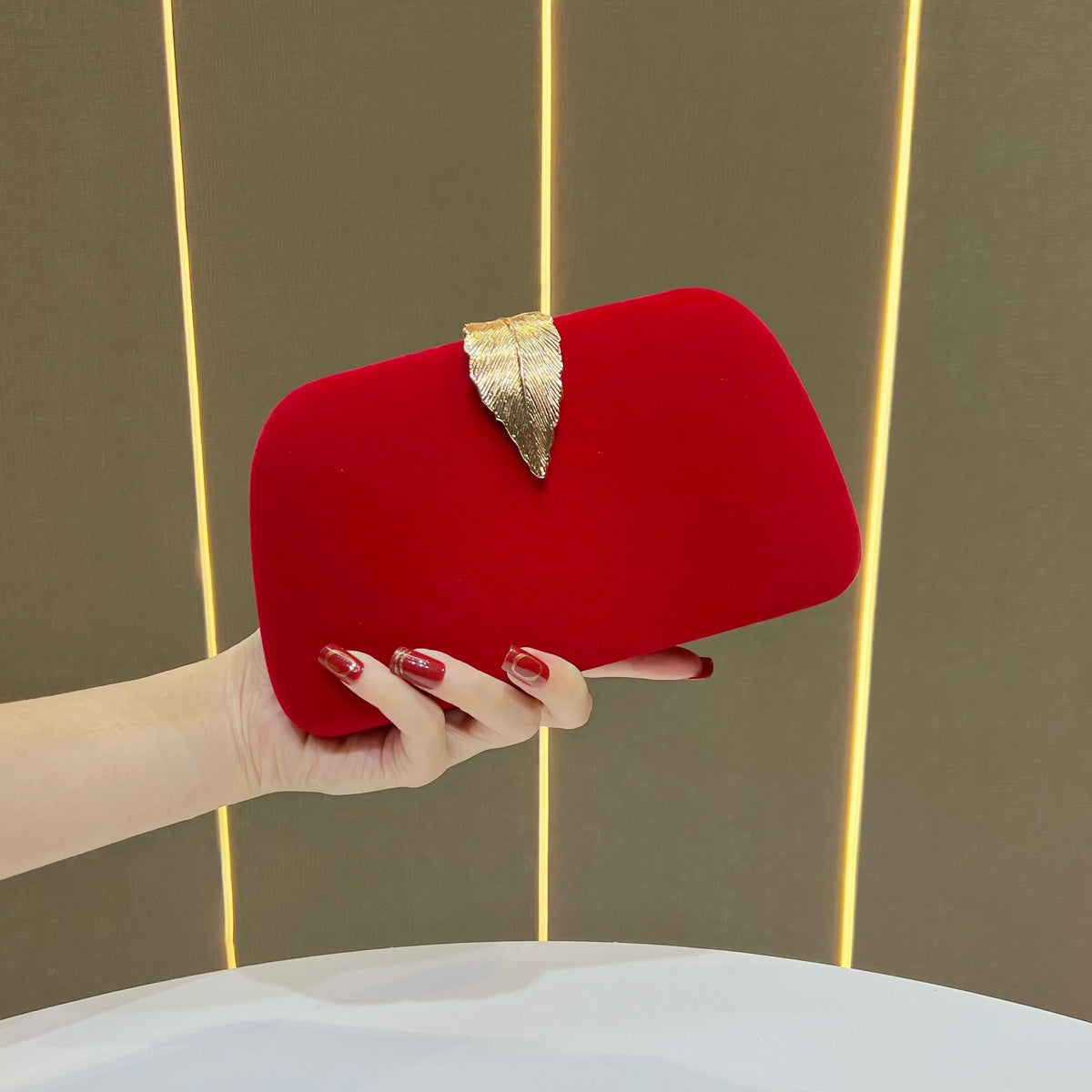 Luxurious Velvet Evening Clutch for Women, A Sophisticated Small Handbag with Elegant Premium Design, Perfect for Cheongsam Formal Gowns Weddings & Banquets