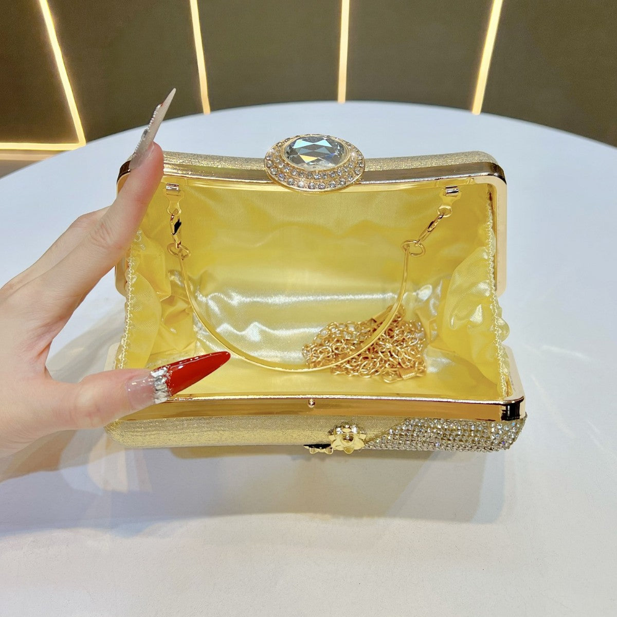 Elegant Rhinestone Floral Evening Clutch for Women, A Unique Boutique Crystal-Studded Top-Handle Crossbody Bag with Light Luxury Design, Perfect for Banquets Formal Dresses Weddings & Special Occasions