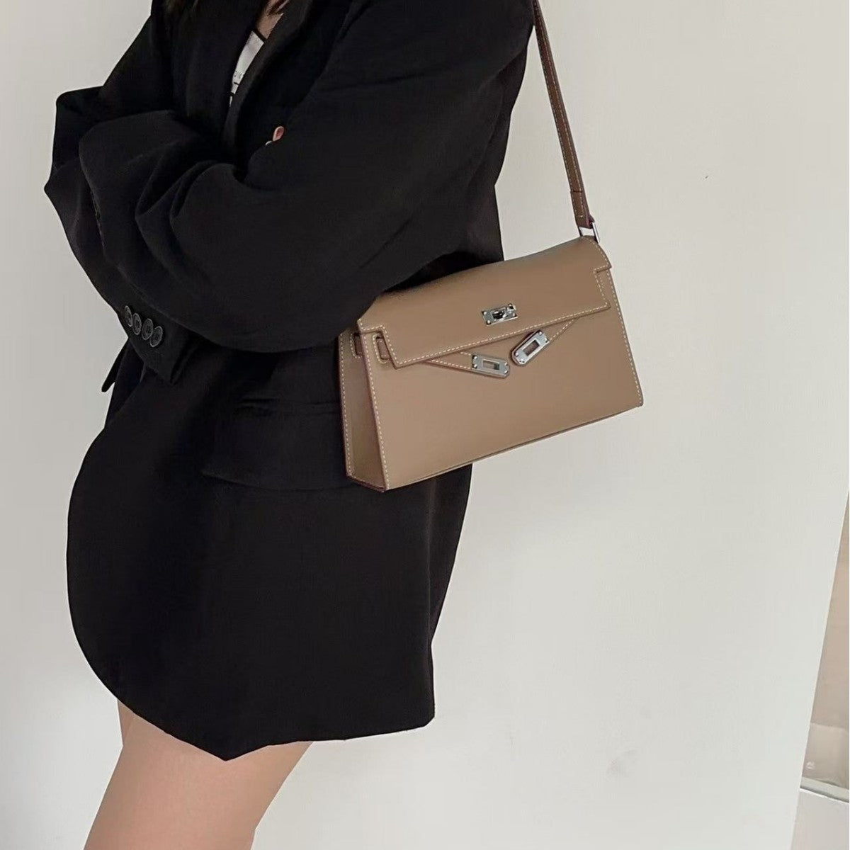 Premium Mini Genuine Leather Crossbody Bag, Designer-Inspired Turn-Lock Clutch with Palm Grain Texture, Chic Shoulder Purse with Removable Strap for Casual or Evening Use