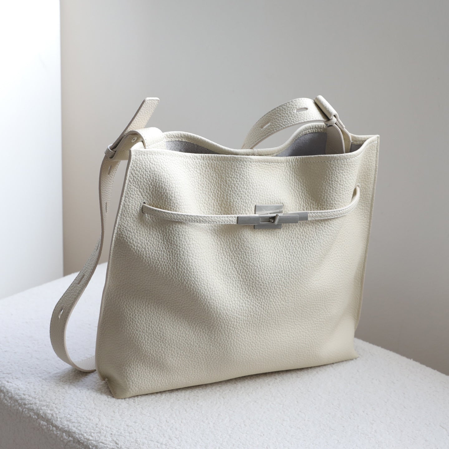 Top Layer Cowhide Tote Bag for Women Large Capacity Commuter Shoulder Handbag, Wide Crossbody Strap with Versatile Everyday Design