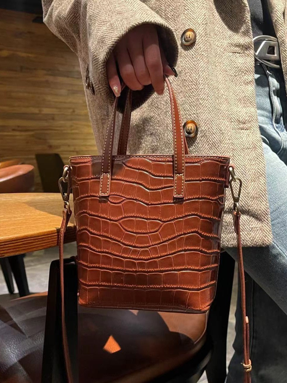New Arrival Vegetable-Tanned Croc-Effect Leather Bucket Bag for Women, A Casual Top-Handle Crossbody Handbag with Plaid Design & Premium Genuine Leather 833