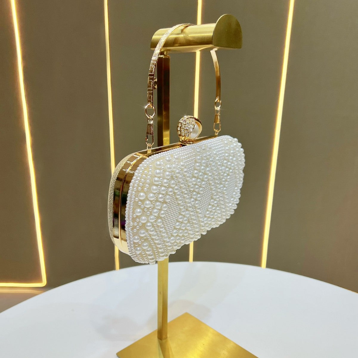 Elegant Pearl-Embellished Evening Clutch for Women, A Light Luxury Chain Crossbody Vintage Handbag with Top Handle, Inspired by Iconic Designer Style