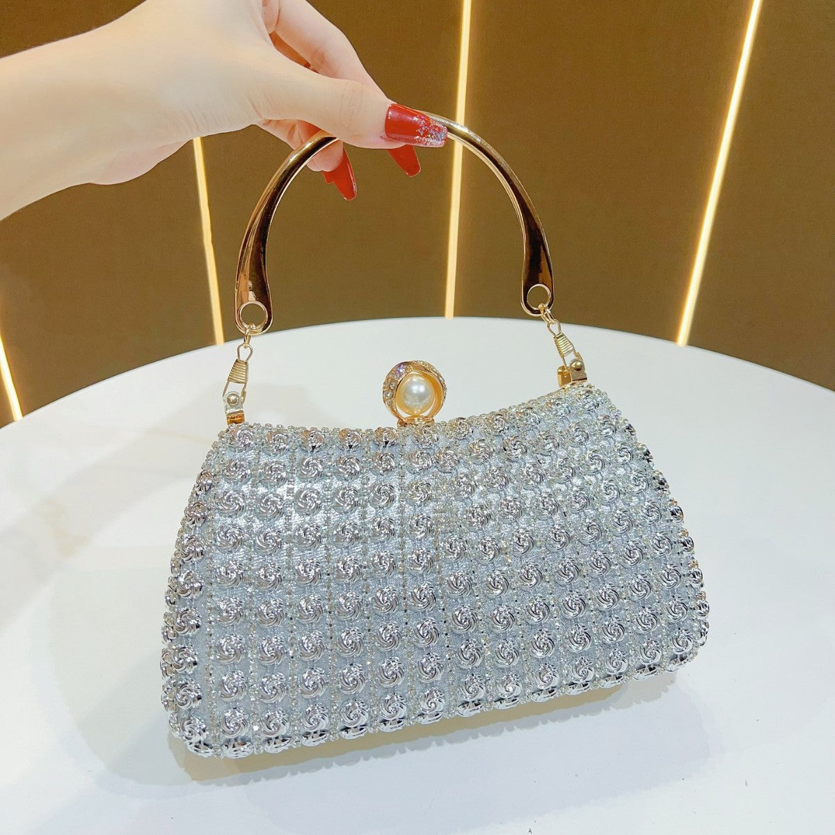 Exquisite New Chinese Vintage Rhinestone Bridal Clutch for Women, A Premium Crystal-Embellished Top-Handle Evening Bag, Perfect for Cheongsam Weddings Banquets & Formal Gowns