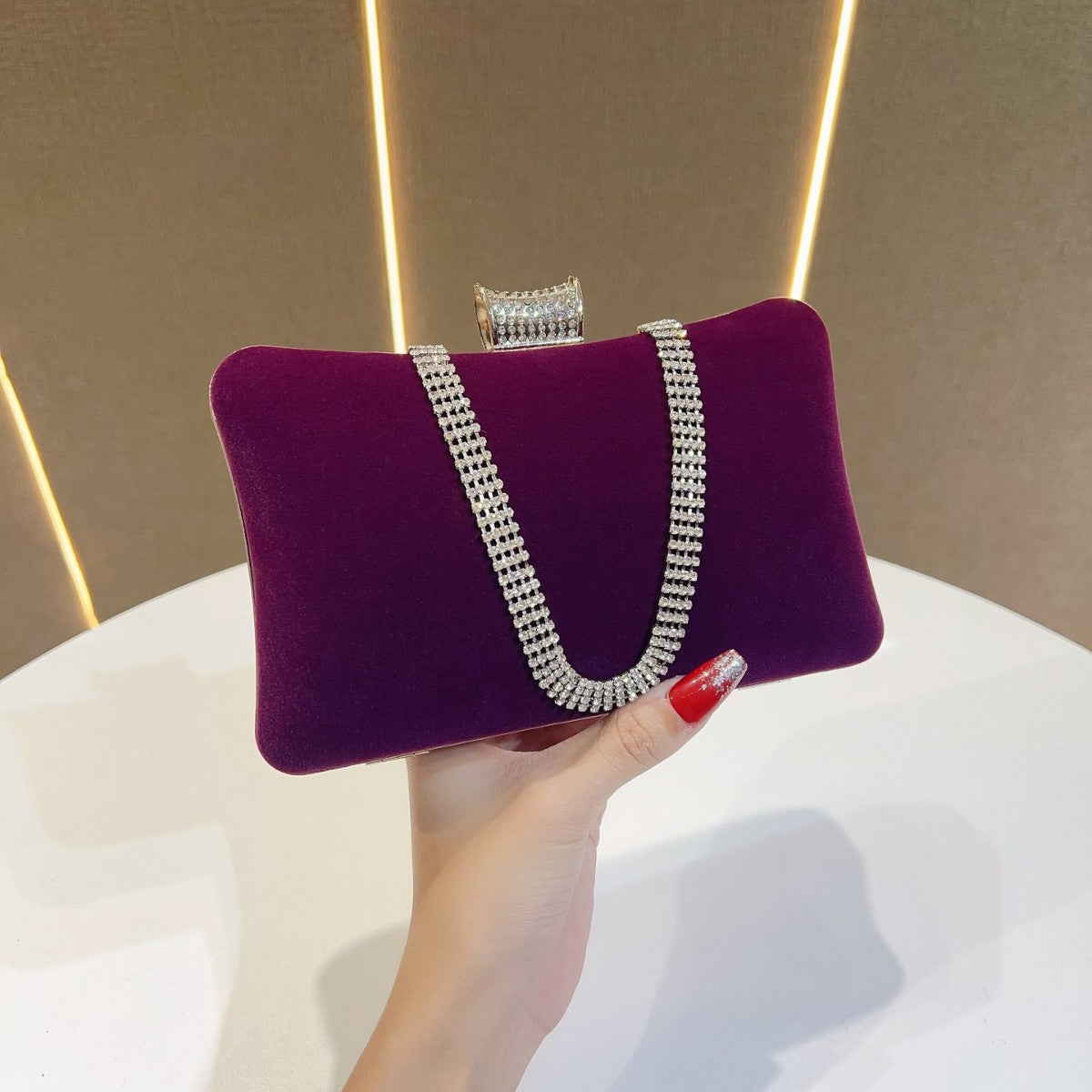 Elegant Velvet Chanel-Style Evening Clutch for Women, A Fashionable Formal Dress Shoulder Handbag with Luxurious Texture, Perfect for Banquets & Parties