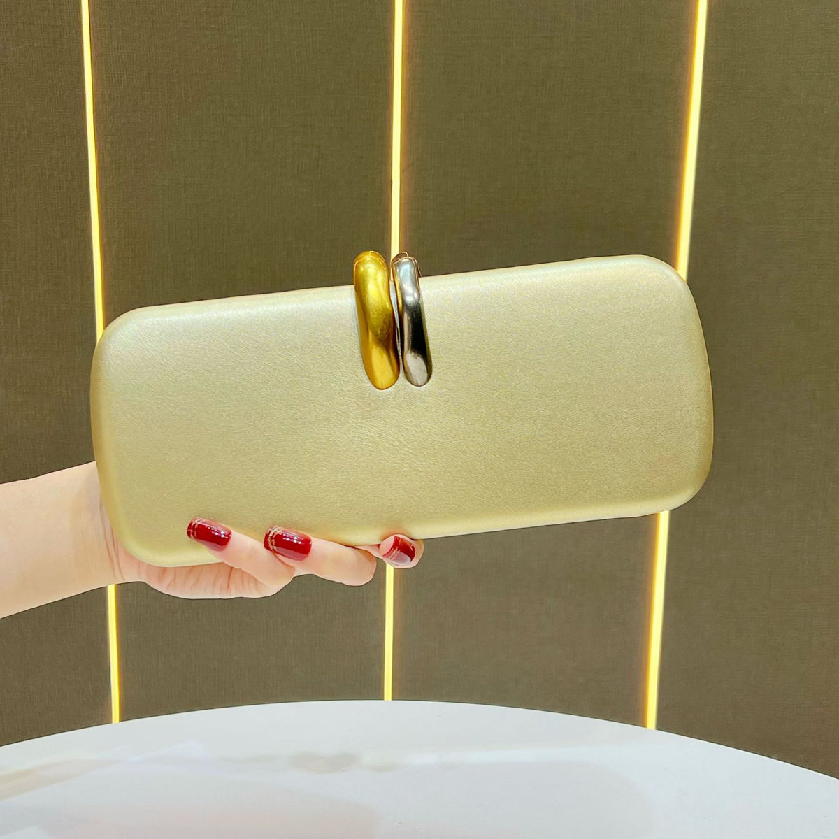 Chic Chain Evening Clutch for Women, A Versatile Top-Handle Crossbody Bag with Premium Elegant Design, Perfect for Formal Gowns Weddings & Special Occasions