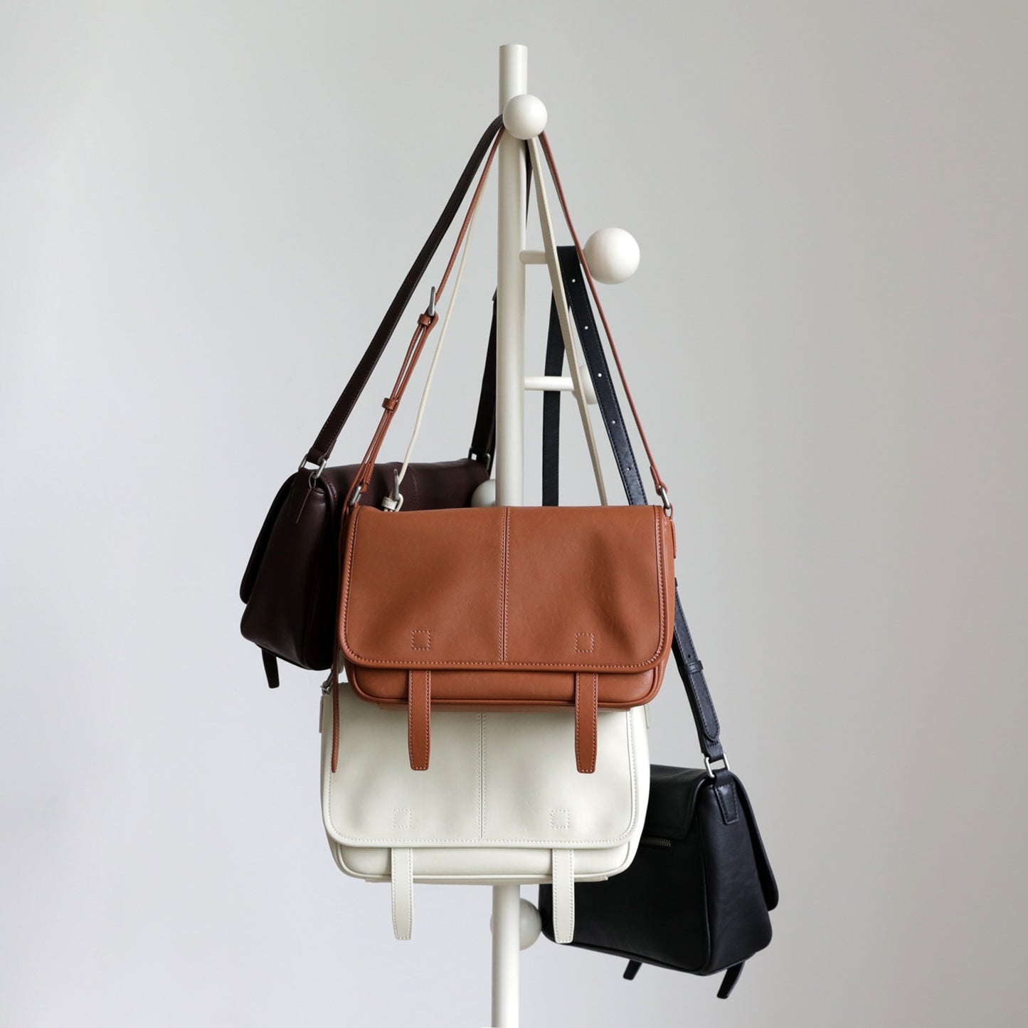 Vegetable-Tanned Leather Messenger Bag for Men and Women Vintage Casual Commuter Shoulder Crossbody Handbag, Versatile Genuine Leather Purse