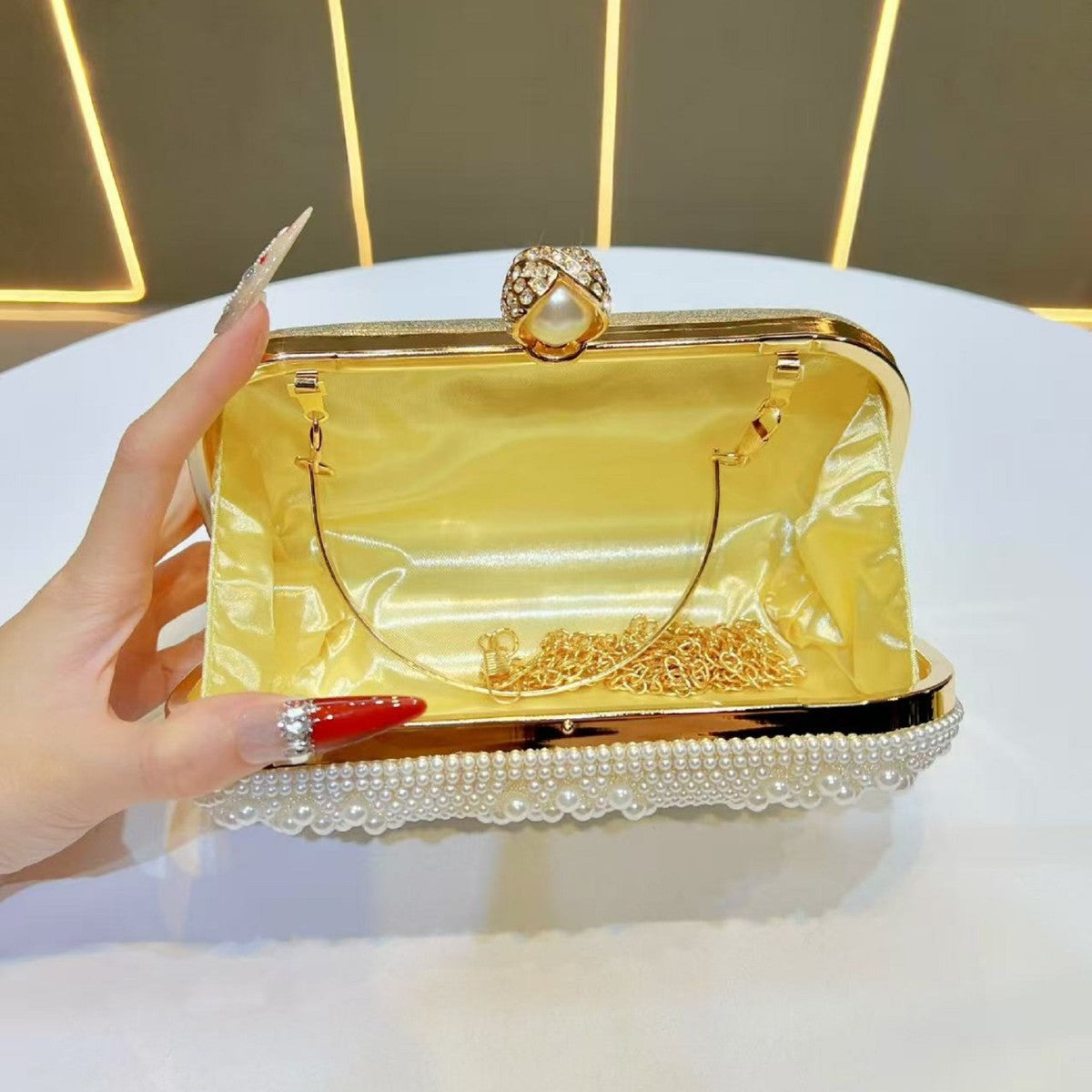 Elegant Pearl-Embellished Evening Clutch for Women, A Light Luxury Chain Crossbody Vintage Handbag with Top Handle, Inspired by Iconic Designer Style