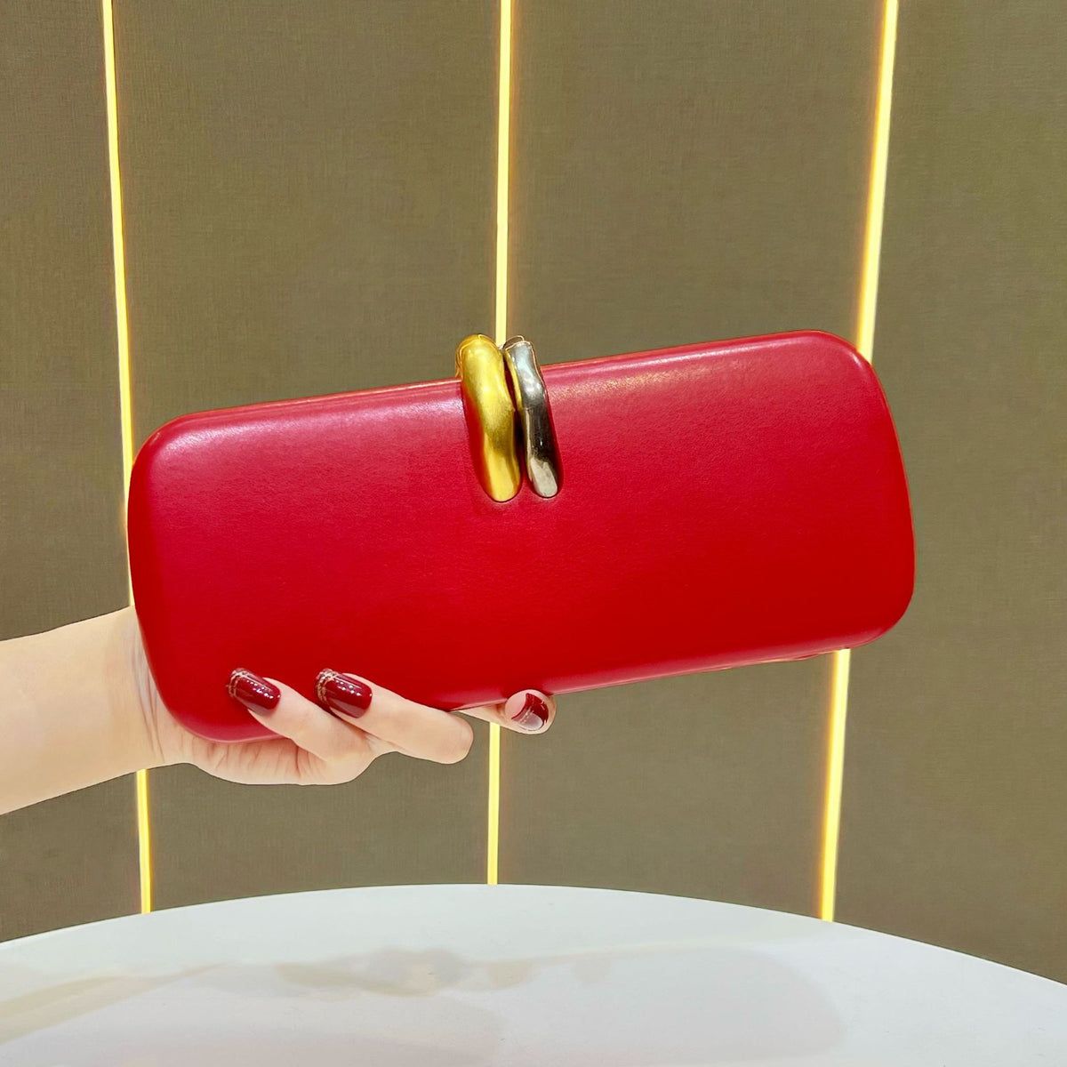 Chic Chain Evening Clutch for Women, A Versatile Top-Handle Crossbody Bag with Premium Elegant Design, Perfect for Formal Gowns Weddings & Special Occasions