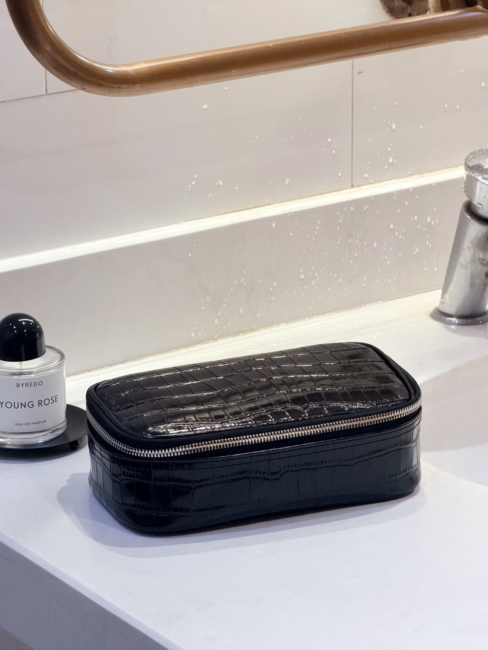 New Arrival Waterproof Croc-Effect Genuine Leather Makeup Bag for Women, A Large Capacity Portable Toiletry Organizer Pouch Perfect for Travel & Daily Use