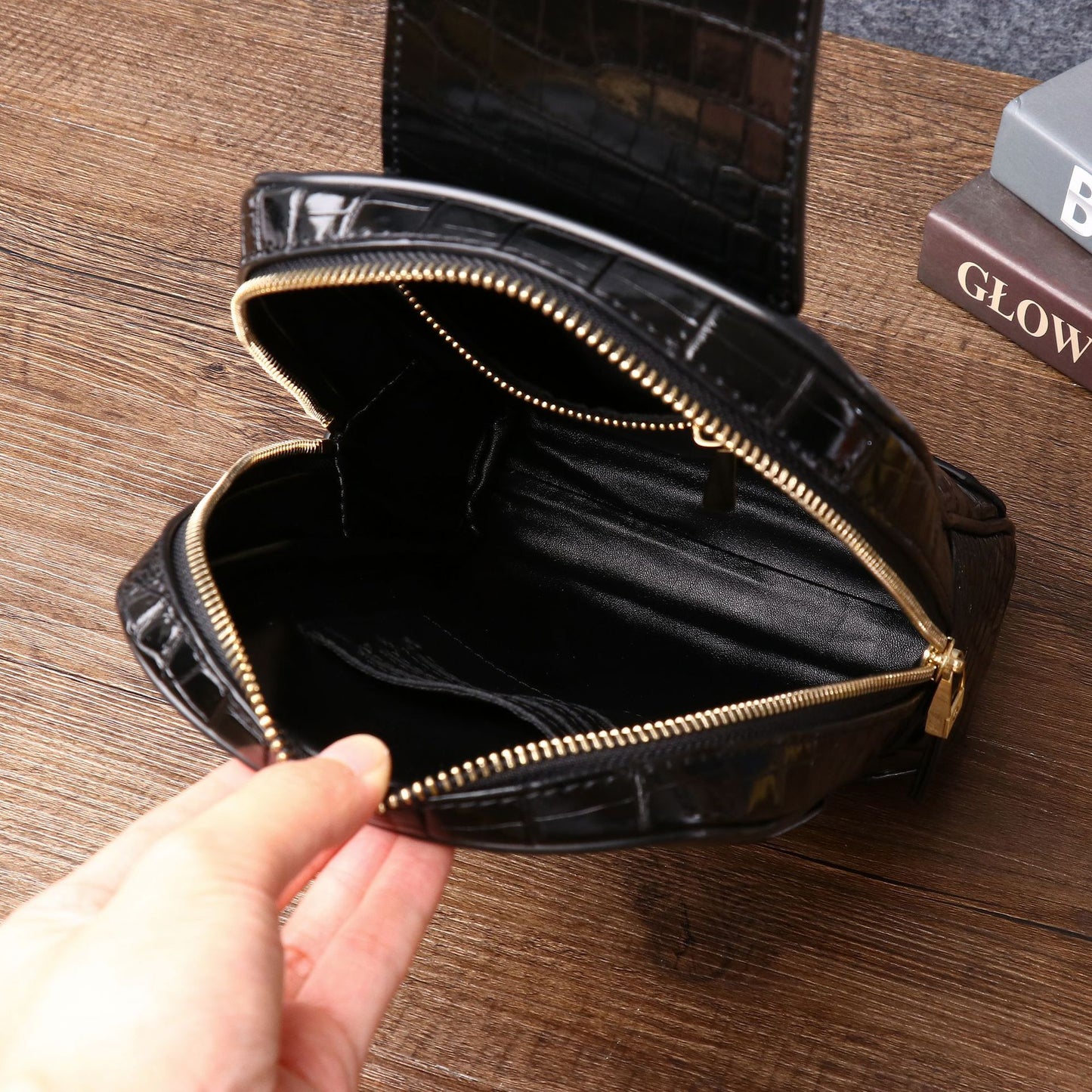 New Arrival Croc-Effect Chest Bag for Men, A Fashionable Crossbody Front Pack with Outdoor Casual Design