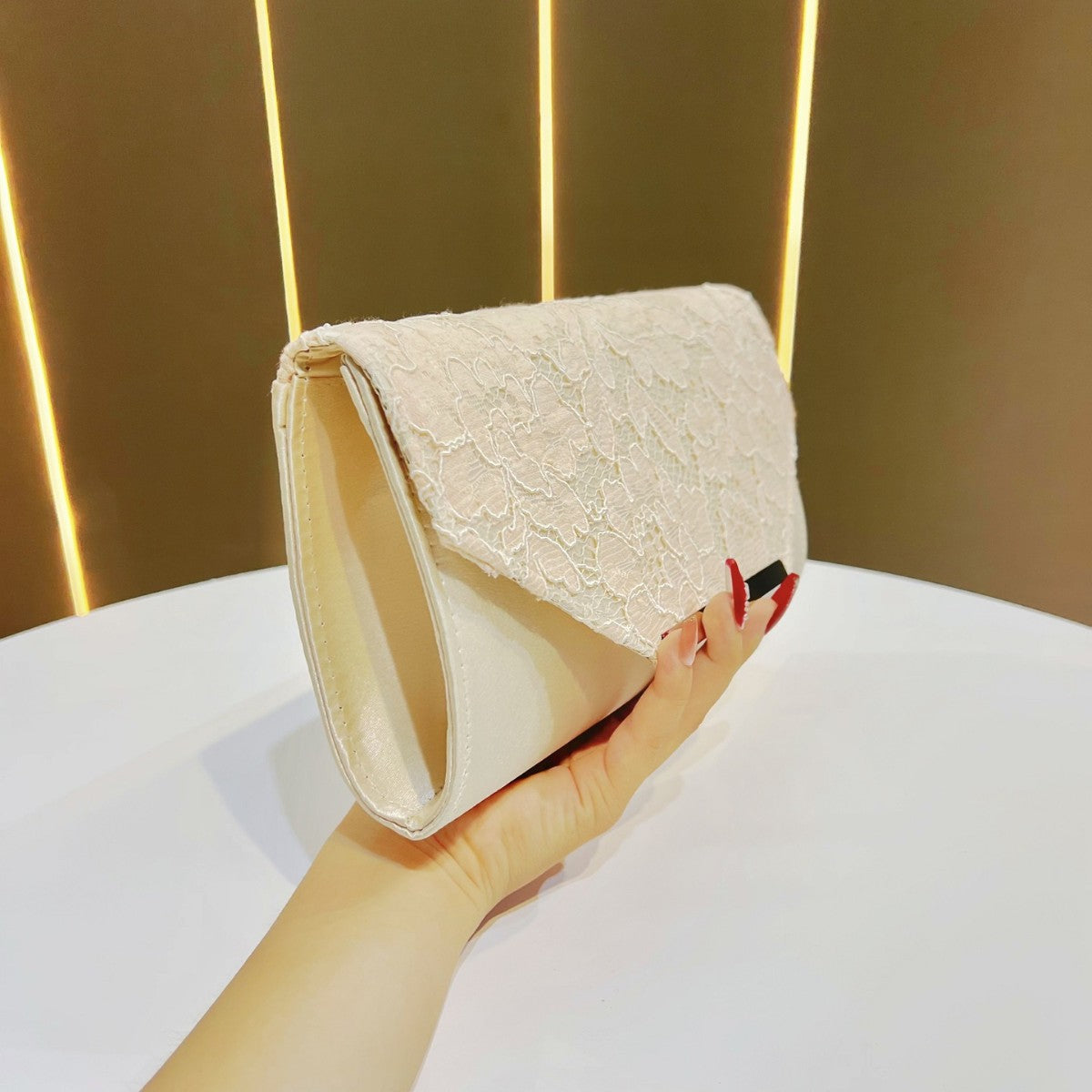 Elegant Vintage Lace Envelope Clutch for Women, A Versatile Chain Crossbody Small Bag with Romantic Lace Trim Detail, Perfect for Evening Parties & Formal Gowns