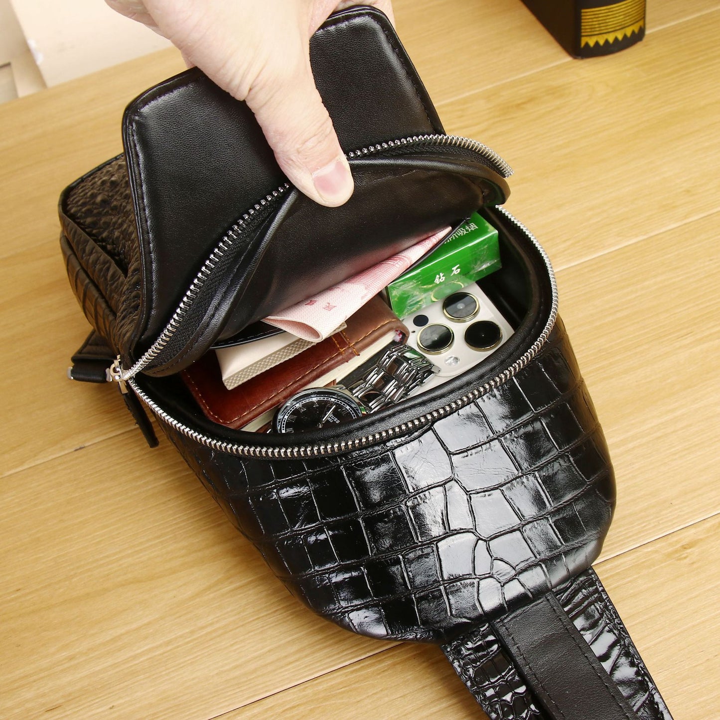 New Arrival Croc-Effect Outdoor Chest Bag for Men, A Trendy Crossbody Front Pack with Premium Sophisticated Design