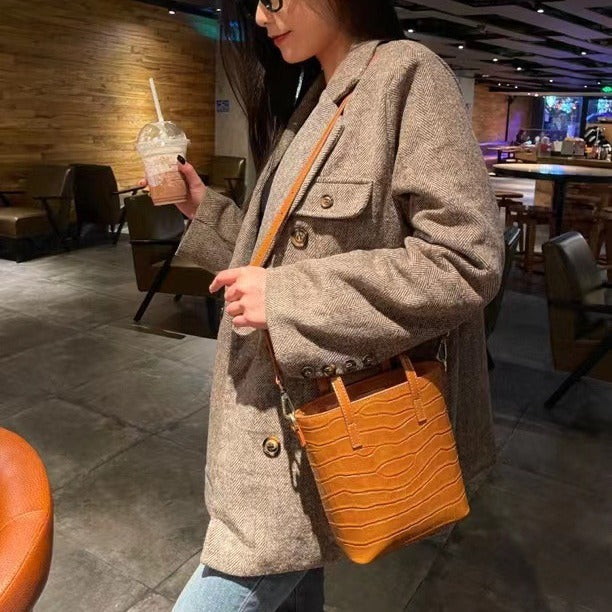 New Arrival Vegetable-Tanned Croc-Effect Leather Bucket Bag for Women, A Casual Top-Handle Crossbody Handbag with Plaid Design & Premium Genuine Leather 833
